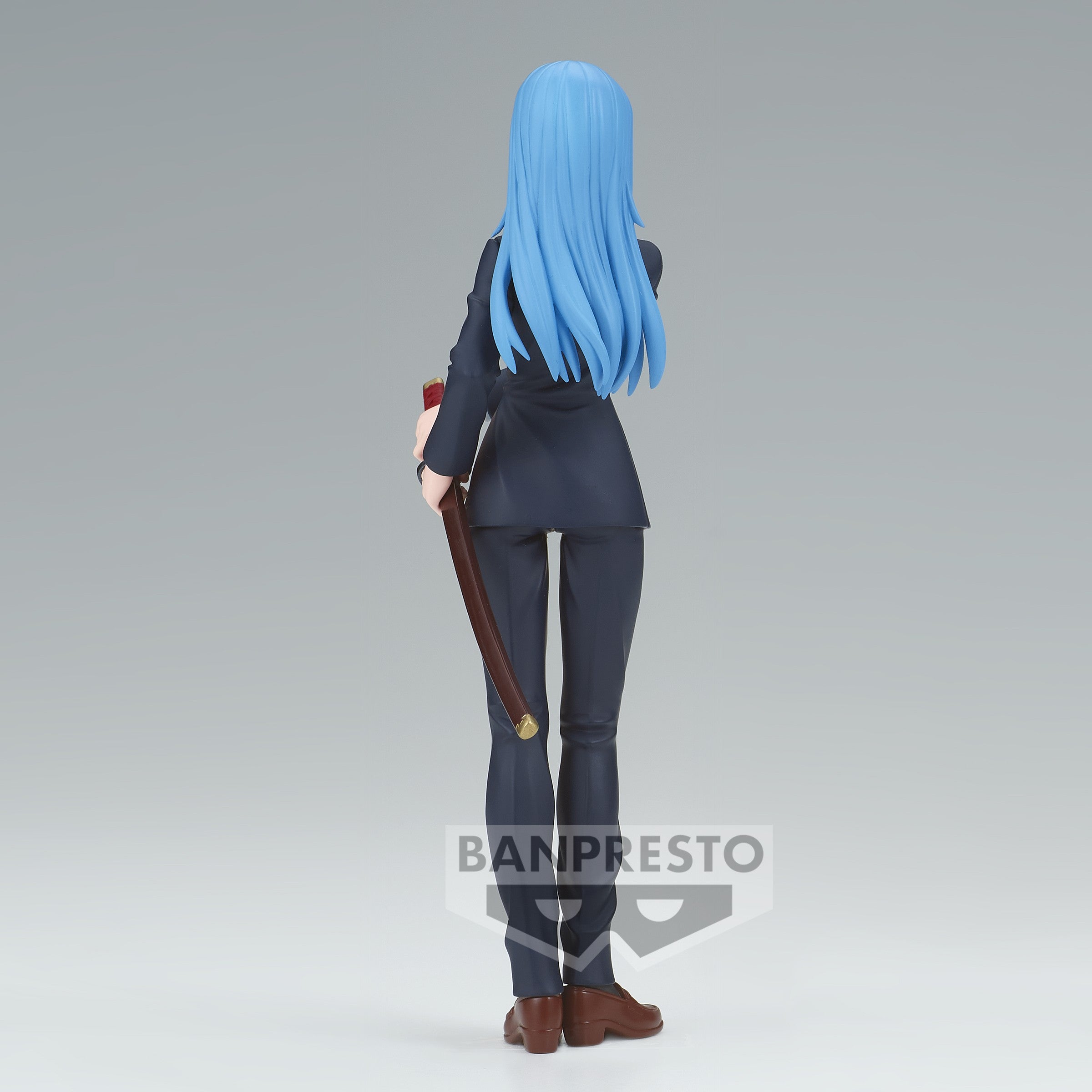 Figurine de Kasumi Miwa de la série Jujutsu Kaisen en costume noir, debout de dos avec une expression calme, tenant une épée dans la main gauche. Vue de dos à distance complète.