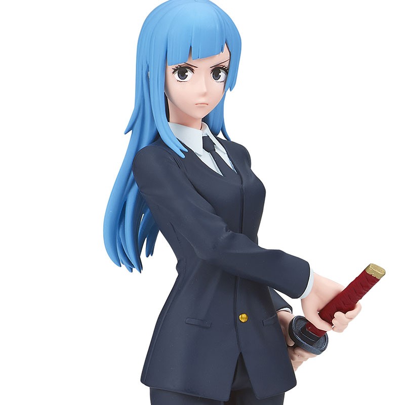 Figurine de Kasumi Miwa de la série Jujutsu Kaisen en uniforme bleu, en posture sérieuse avec expression déterminée, tenant une épée à poignée rouge. Vue de face à mi-distance.