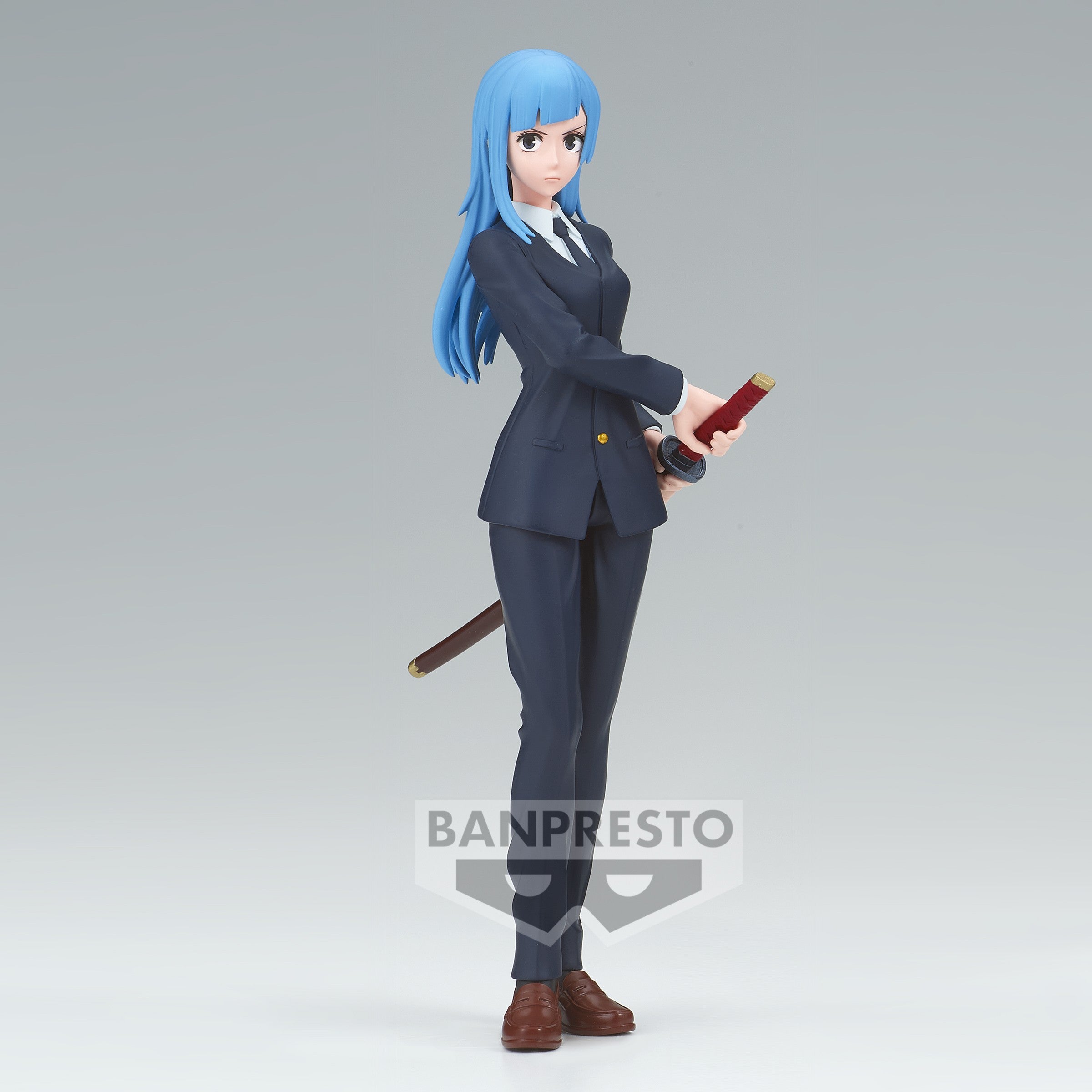 Figurine de Kasumi Miwa de la série Jujutsu Kaisen en costume bleu, debout avec une expression déterminée, tenant une épée à deux mains. Vue de face à mi-distance.