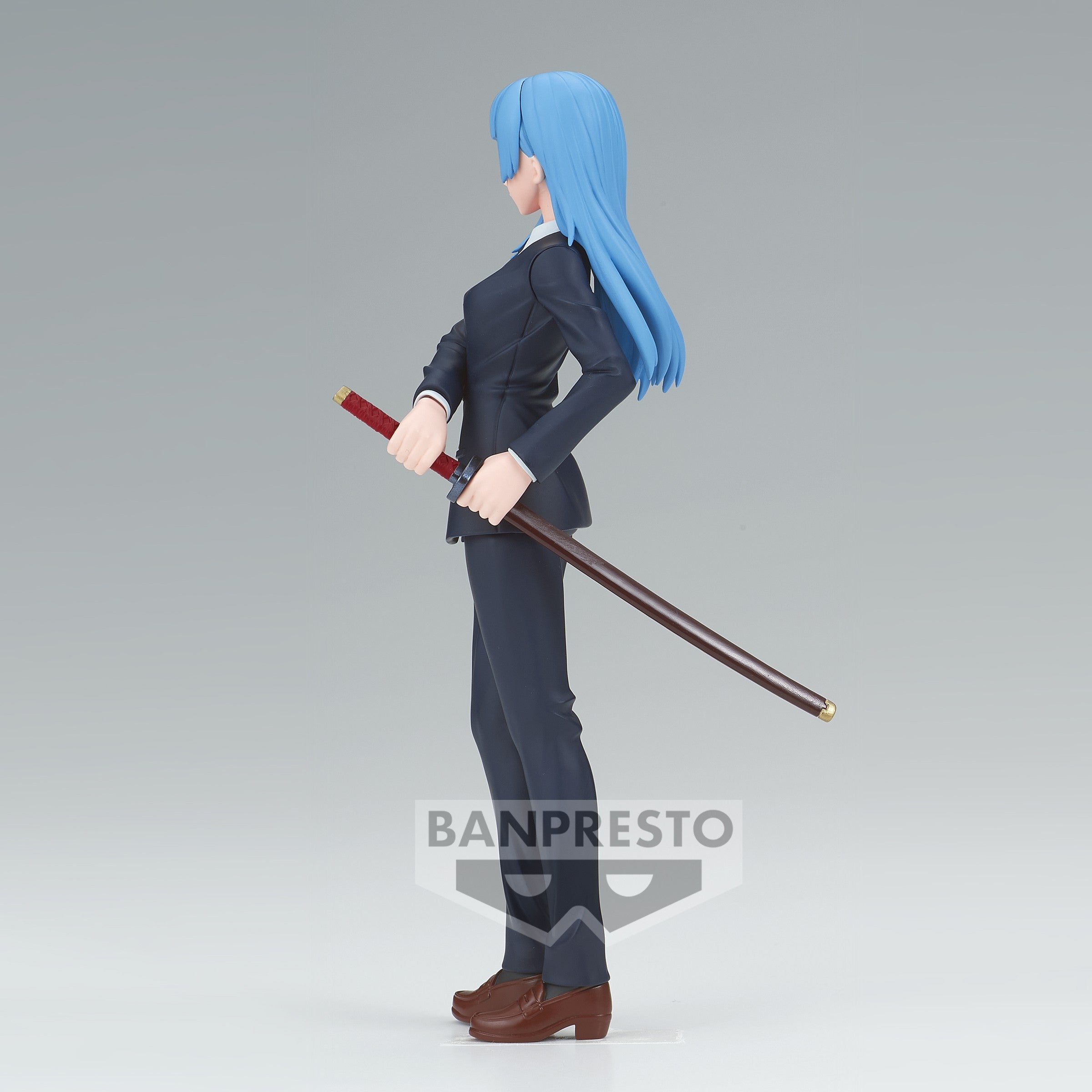 Figurine Kasumi Miwa de Jujutsu Kaisen en uniforme bleu, tenant un katana derrière le dos. Vue de profil gauche en plan entier.