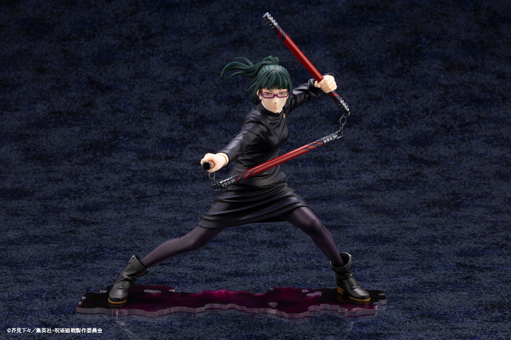 Figurine Maki Zenin de la série Jujutsu Kaisen en tenue noire, en posture dynamique avec expression concentrée, tenant des nunchakus rouges. Vue 3/4 à mi-distance.