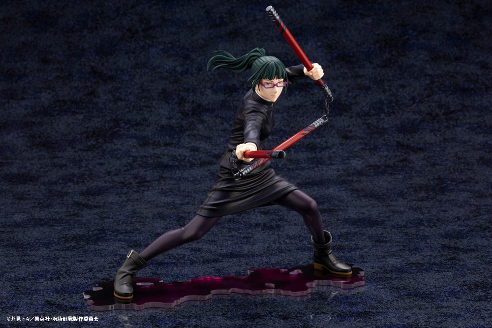 Figurine Funko Pop! de Maki Zenin de la série Jujutsu Kaisen en tenue noire, en posture dynamique avec expression déterminée, tenant des nunchaku rouges. Vue de face à mi-distance.