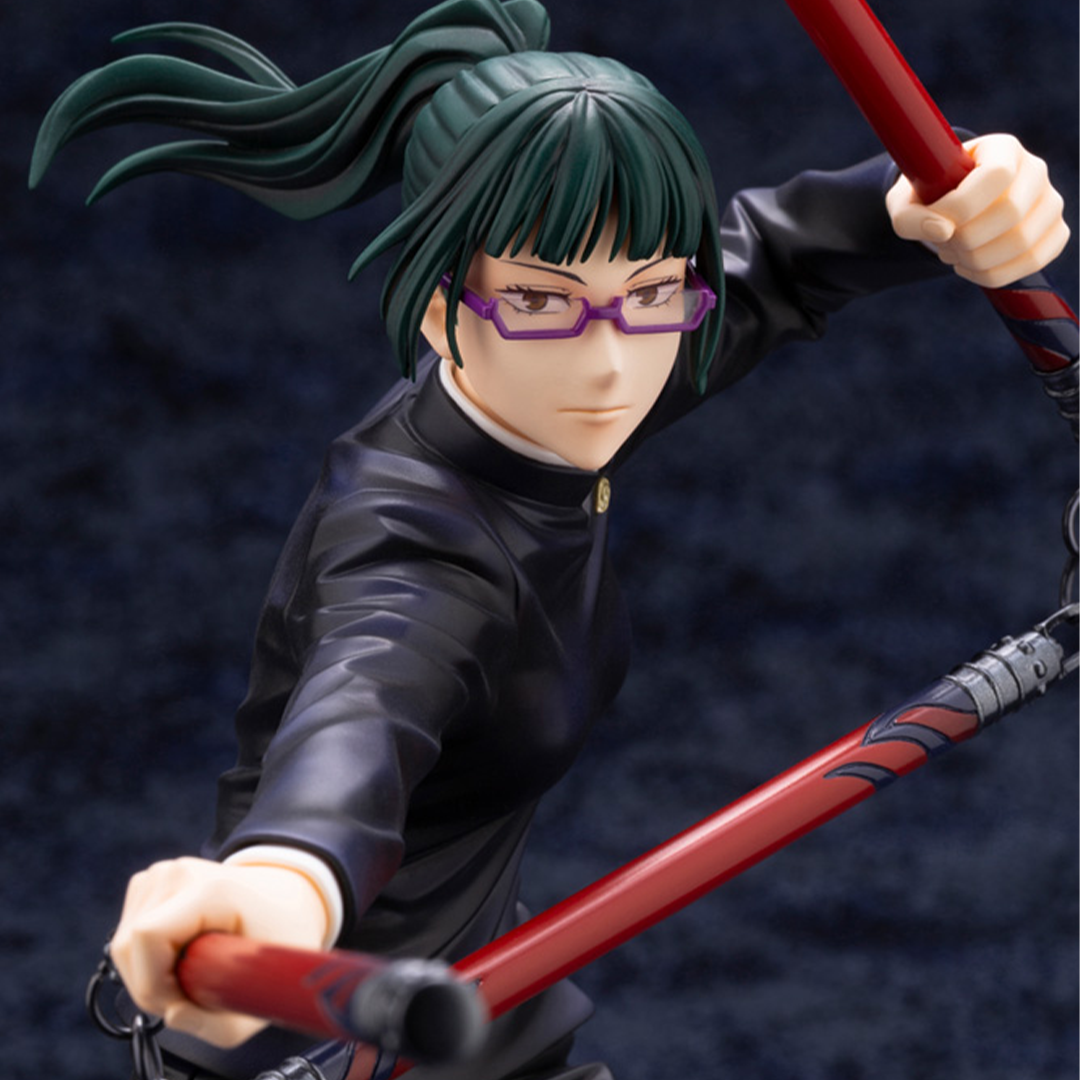 Figurine Maki Zenin de la série Jujutsu Kaisen en uniforme noir, en posture dynamique avec expression sérieuse, tenant deux bâtons rouges. Vue de face à mi-distance.