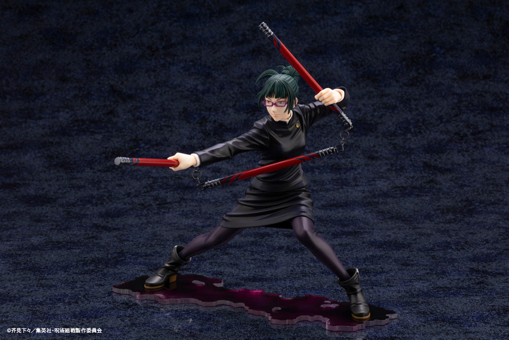 Figurine Funko Pop! de Maki Zenin de la série Jujutsu Kaisen en tenue noire, en posture dynamique avec expression déterminée, tenant des nunchaku rouges. Vue de face à mi-distance.