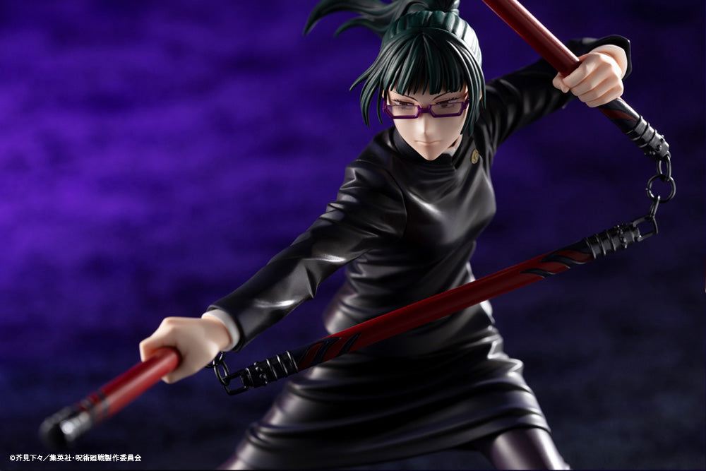 Figurine Maki Zenin de la série Jujutsu Kaisen en tenue noire, en posture dynamique avec expression déterminée, brandissant des nunchaku rouges. Vue de face à mi-distance.
