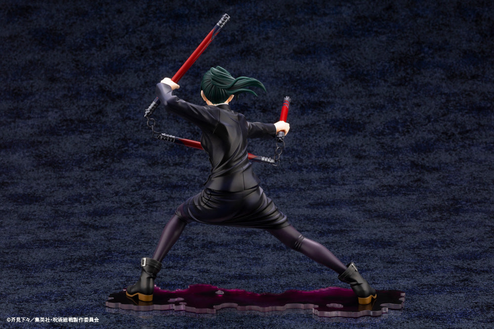 Figurine Maki Zenin de la série Jujutsu Kaisen en tenue sombre, en posture dynamique avec expression intense, tenant des nunchaku rouges. Vue de dos à mi-distance.
