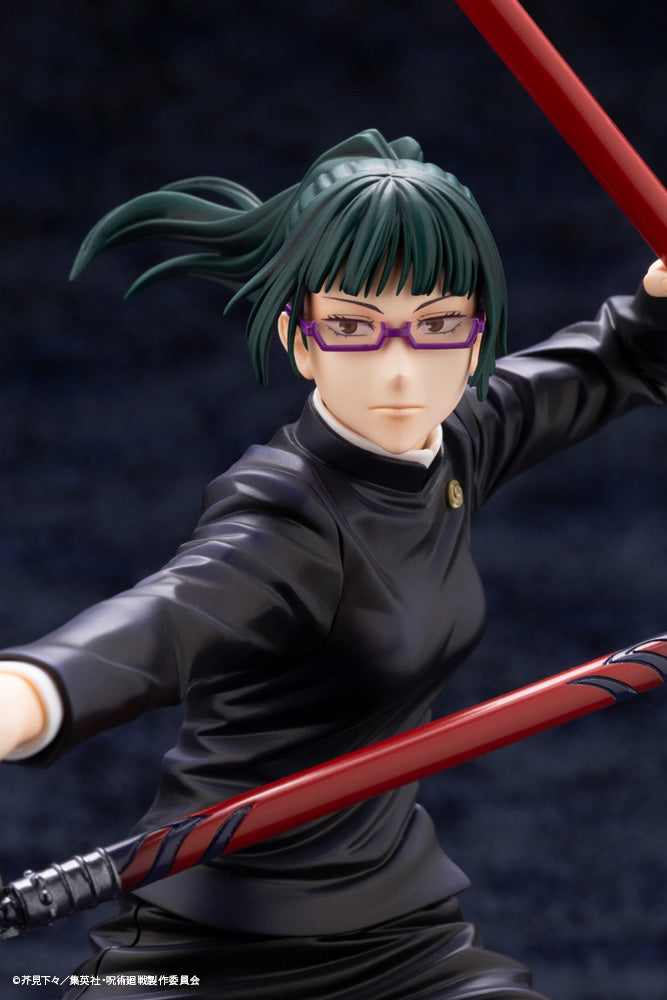 Figurine Maki Zenin de la série Jujutsu Kaisen en uniforme noir, en posture dynamique avec expression intense, tenant deux épées courbées rouges. Vue de face à mi-distance.