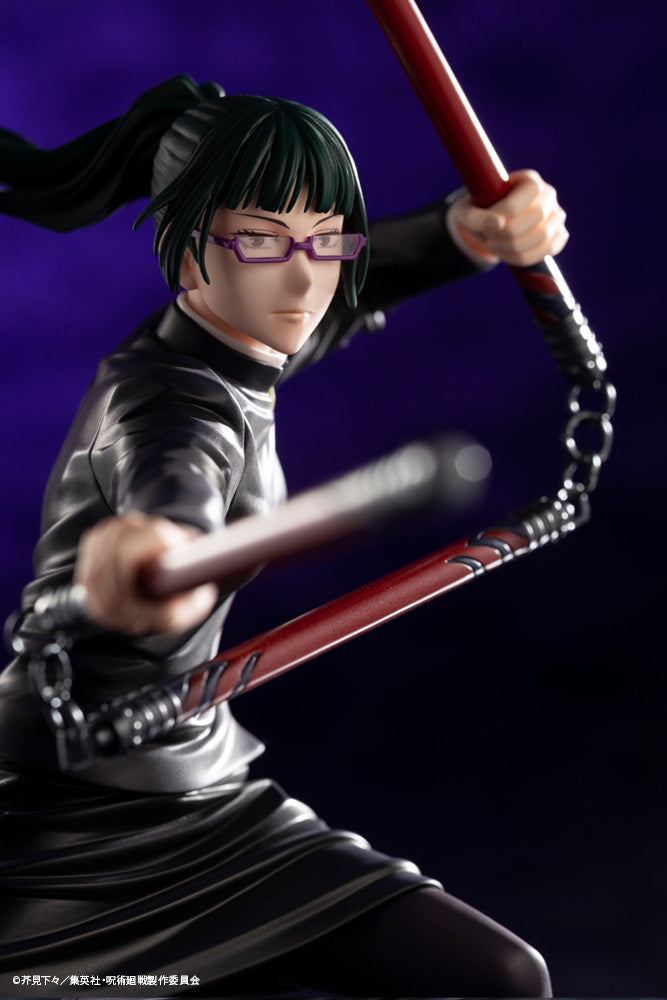 Figurine Maki Zenin de la série Jujutsu Kaisen en tenue sombre, en posture dynamique avec expression déterminée, tenant des armes enchaînées rouges. Vue de face à mi-distance.