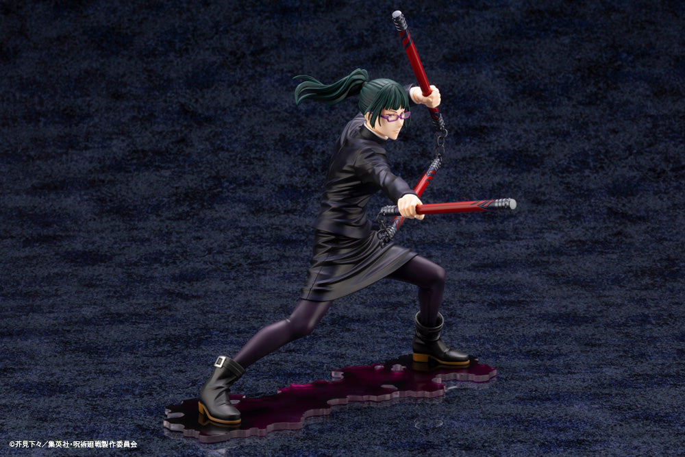 Figurine Maki Zenin de la série Jujutsu Kaisen en manteau noir, en posture dynamique avec expression déterminée, tenant des nunchaku. Vue 3/4 à mi-distance.