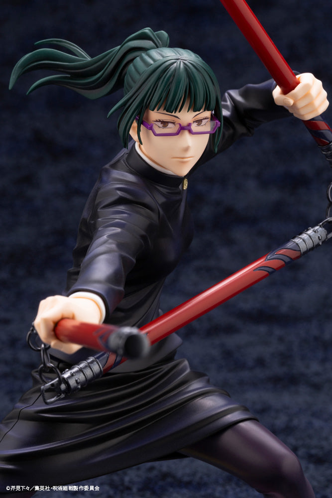 Figurine Maki Zenin de la série Jujutsu Kaisen en tenue noire, en posture dynamique avec expression déterminée, tenant deux bâtons rouges. Vue 3/4 à mi-distance.