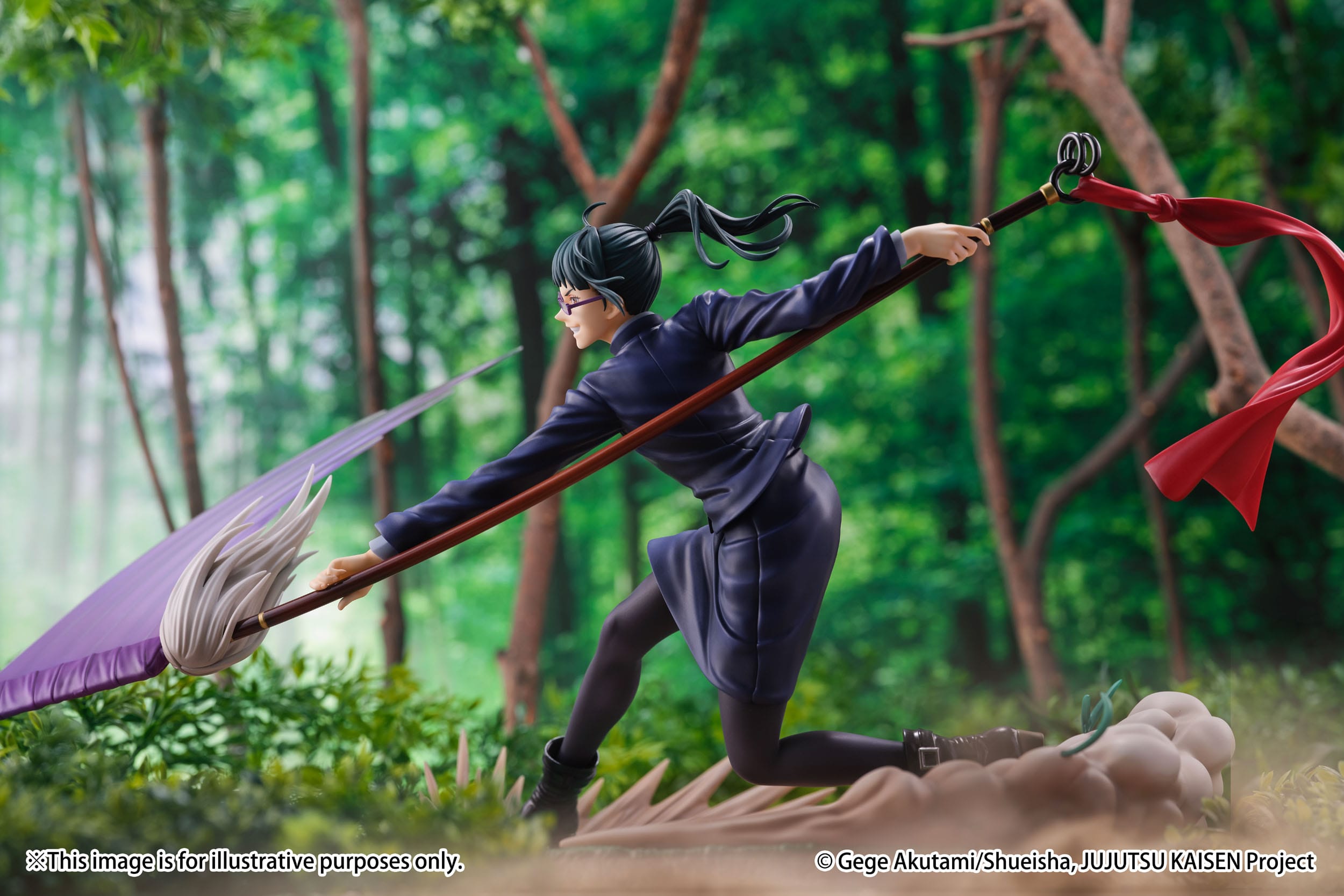 Figurine  de Maki Zenin de la série Jujutsu Kaisen en tenue sombre, en posture dynamique avec expression déterminée, tenant un bâton avec un ruban rouge. Vue de face à distance complète.