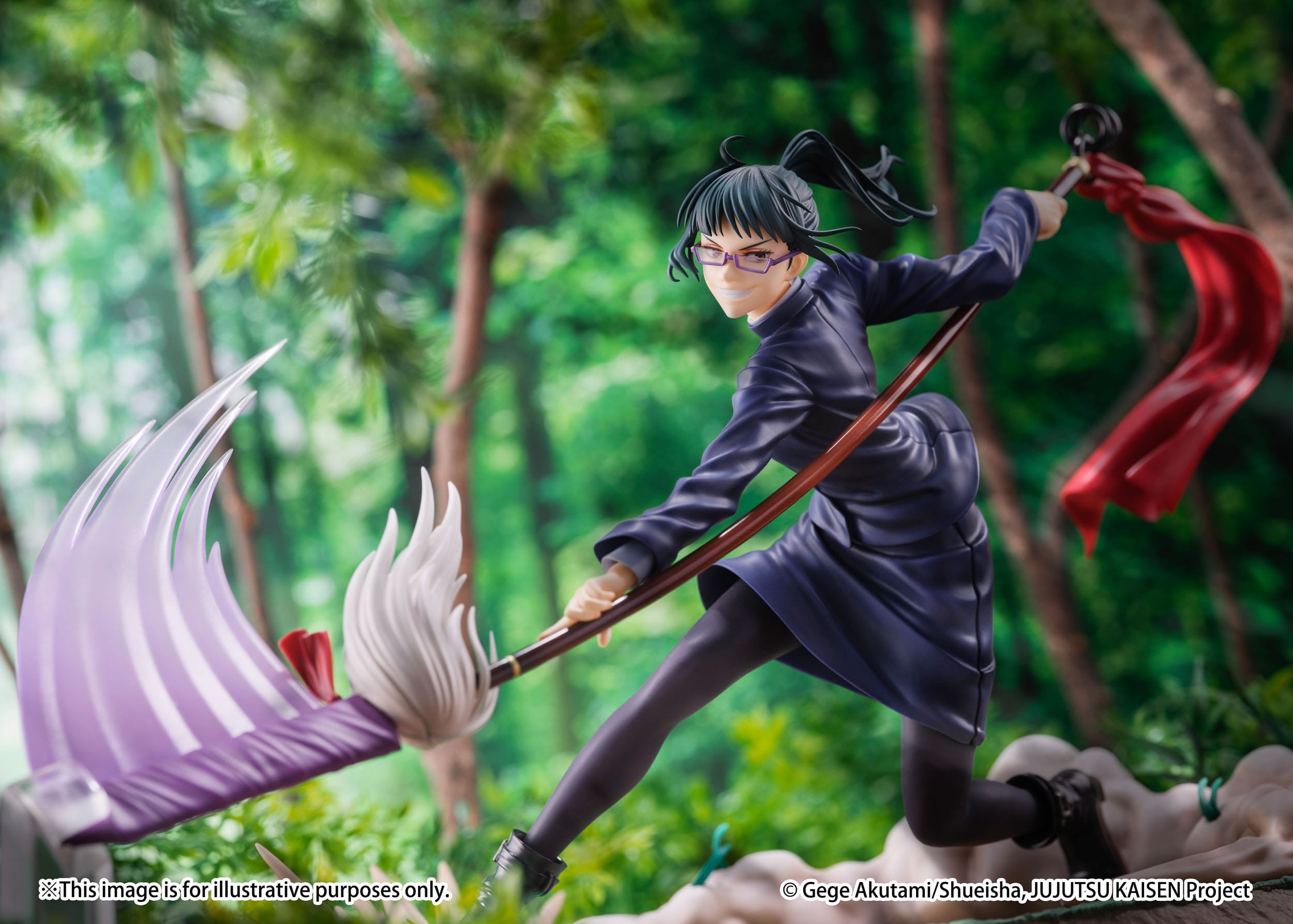 Figurine  de Maki Zenin de la série Jujutsu Kaisen en manteau noir, en posture dynamique avec expression déterminée, brandissant une grande faux avec un ruban rouge. Vue de face à mi-distance.