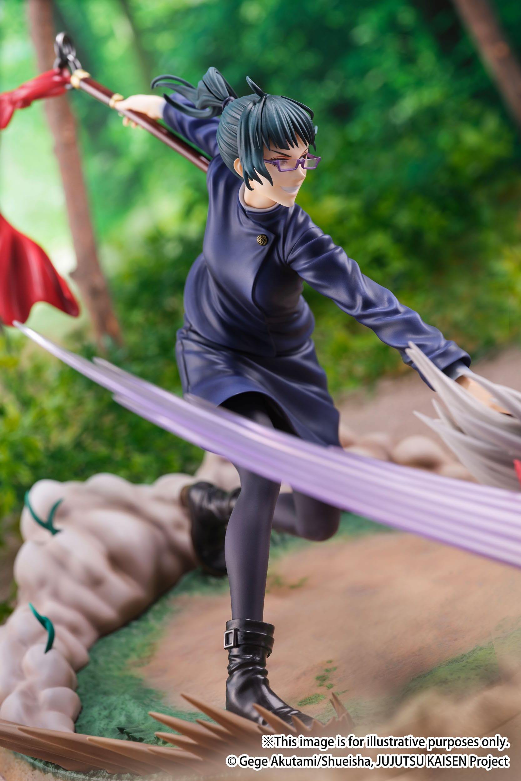 Figurine Maki Zenin de la série Jujutsu Kaisen en tenue bleu marine, en posture dynamique avec expression déterminée, brandissant une arme maudite. Vue de face à mi-distance.
