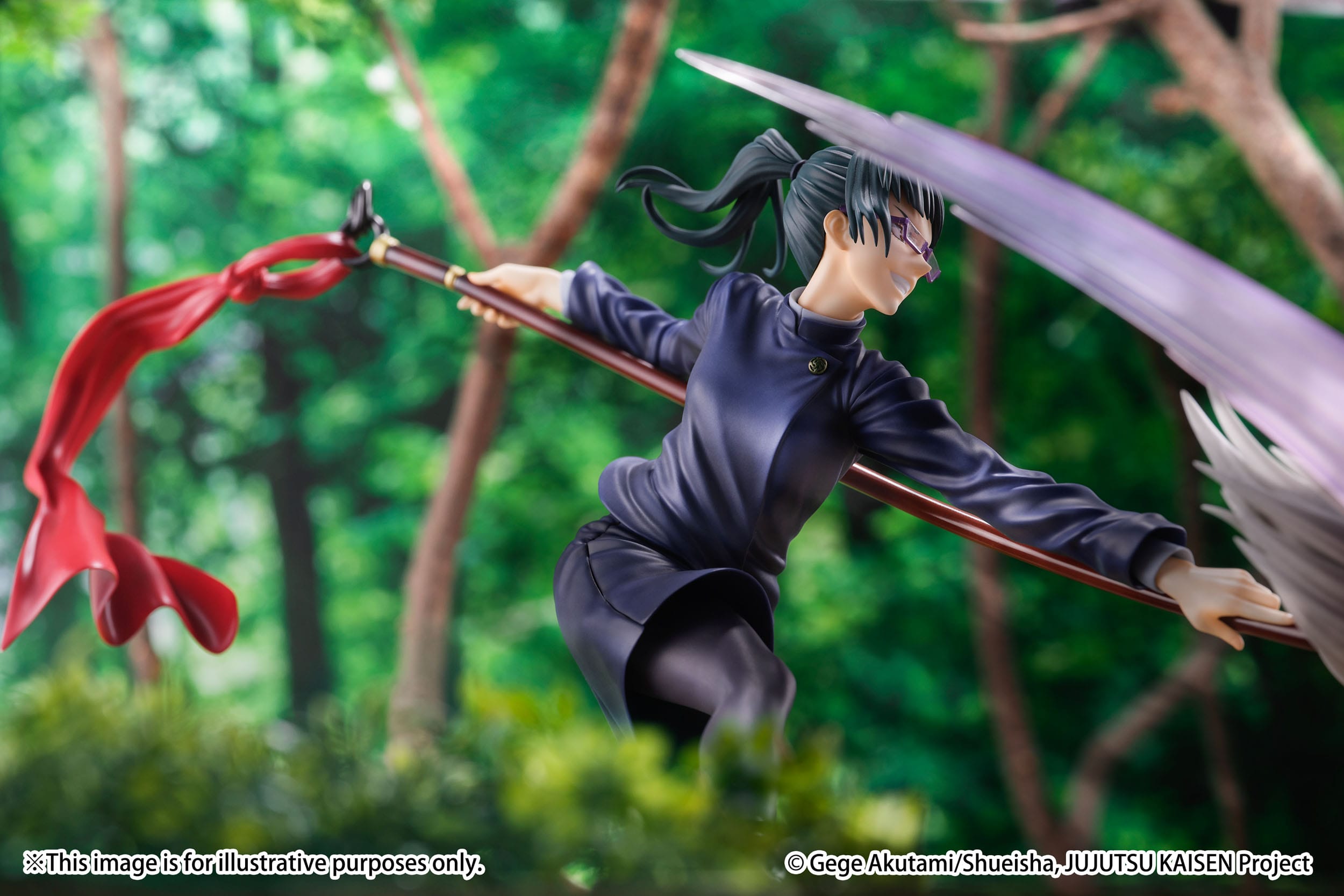 Figurine Maki Zenin de la série Jujutsu Kaisen en uniforme sombre, en posture dynamique avec expression déterminée, brandissant une lance avec un ruban rouge flottant. Vue de face à mi-distance.