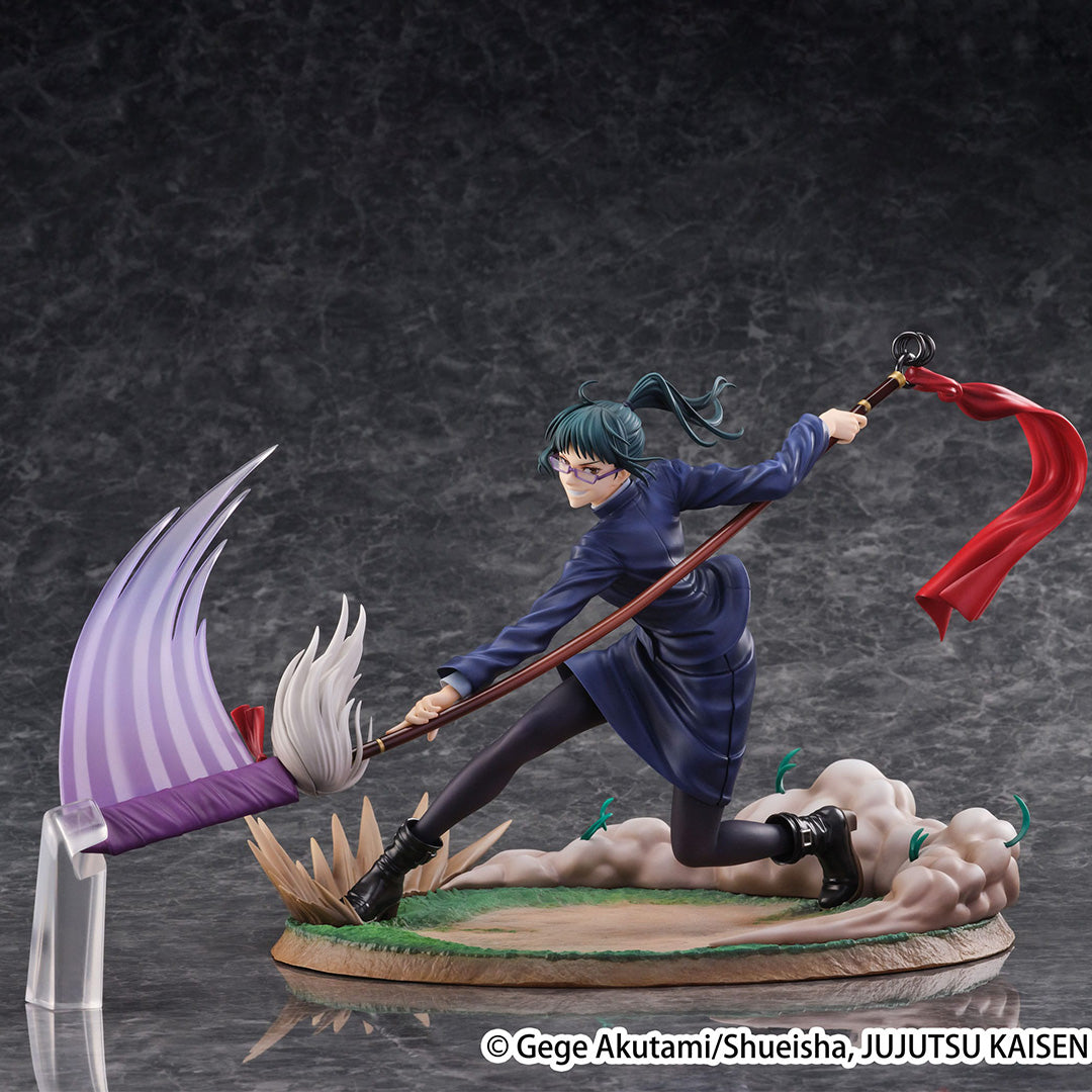Figurine Maki Zenin de la série Jujutsu Kaisen en uniforme bleu, en posture dynamique avec expression déterminée, tenant une arme à lame unique avec un ruban rouge. Vue de face à mi-distance.
