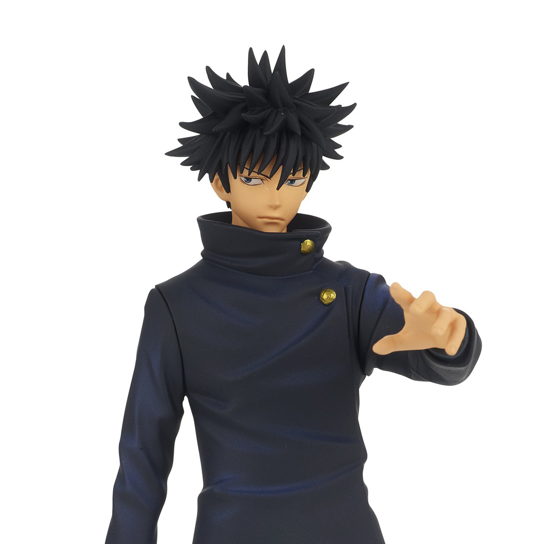 Figurine Banpresto de Megumi Fushiguro de Jujutsu Kaisen en tenue bleue foncée, posture dynamique avec expression sérieuse, un bras levé. Vue de trois-quarts avant à mi-distance.