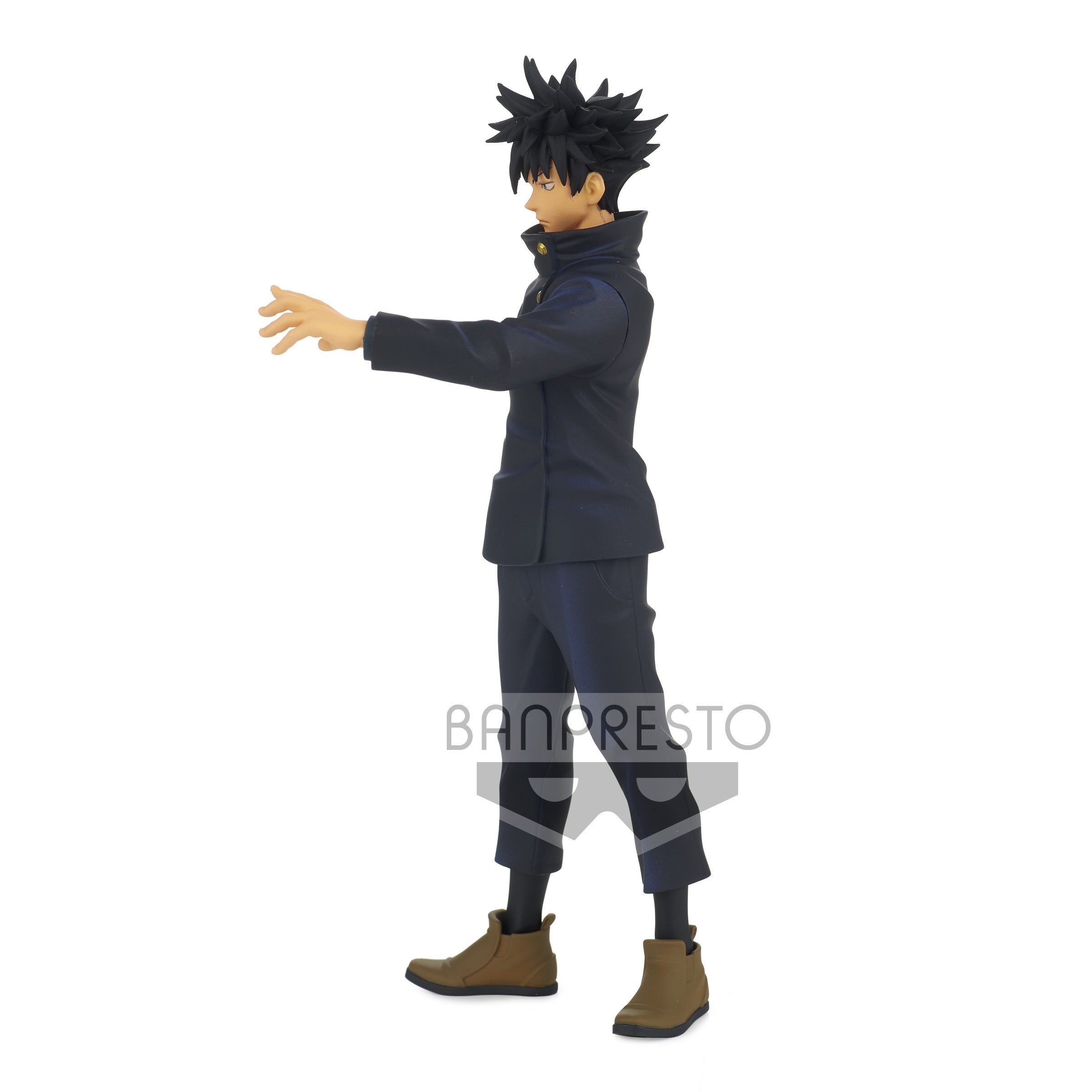 Figurine Banpresto de Megumi Fushiguro de Jujutsu Kaisen en uniforme bleu marine, en posture dynamique avec bras tendus vers l'avant. Vue de profil à mi-distance.