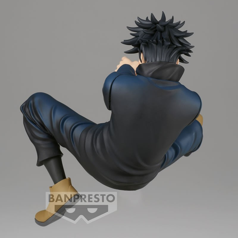 Figurine Maximatic de Megumi Fushiguro de la série Jujutsu Kaisen, en position accroupie, vue de dos, avec un vêtement sombre.