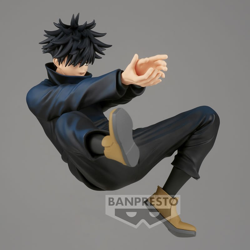 Figurine Maximatic de Megumi Fushiguro de la série Jujutsu Kaisen en tenue sombre, en posture dynamique avec expression sérieuse, vue de face à mi-distance.