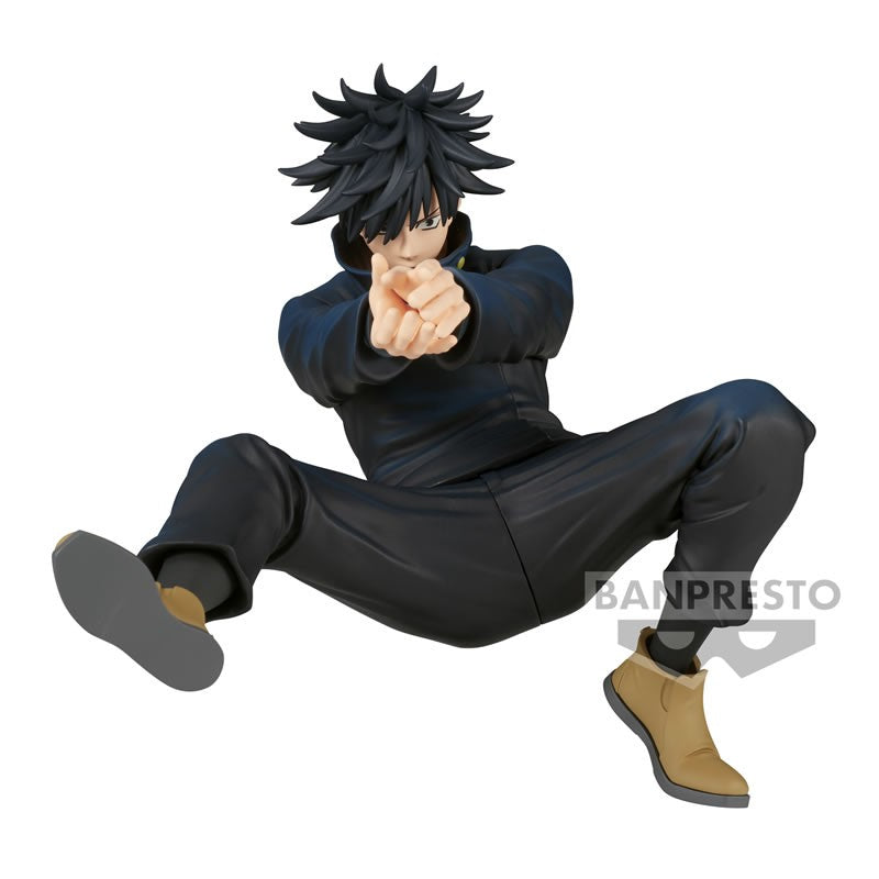 Figurine Maximatic de Megumi Fushiguro de la série Jujutsu Kaisen en tenue sombre, en posture dynamique avec expression intense, effectuant une technique. Vue de face à mi-distance.