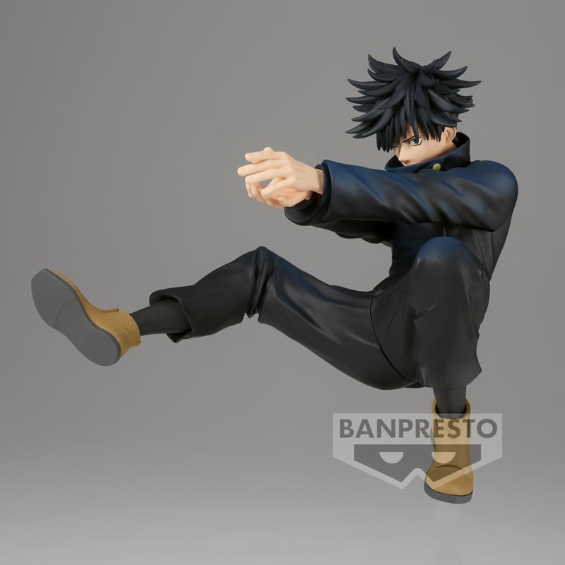 Figurine Maximatic de Megumi Fushiguro de la série Jujutsu Kaisen en uniforme sombre, en posture dynamique avec expression déterminée. Vue de face à mi-distance.