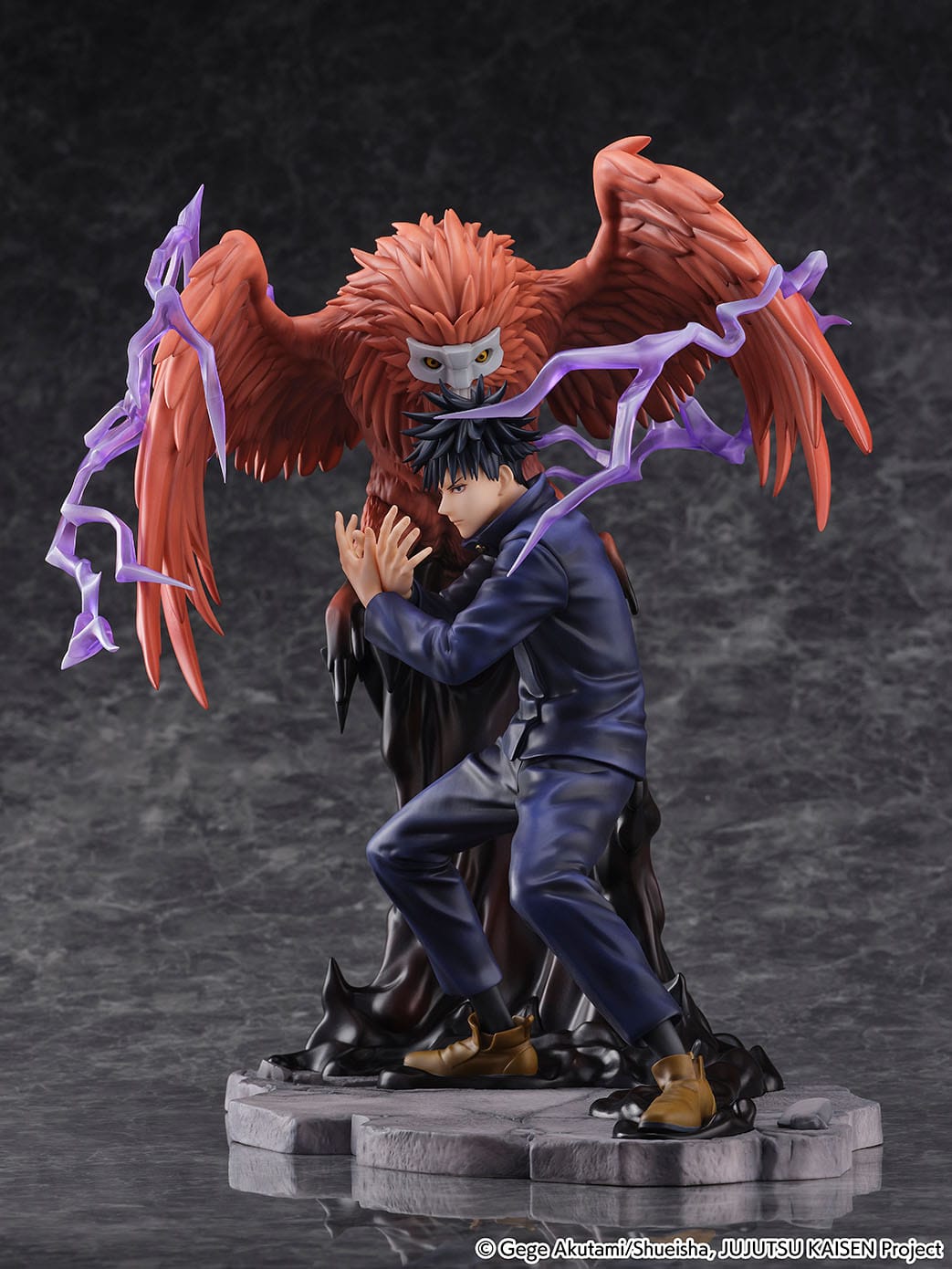Figurine Megumi Fushiguro de la série Jujutsu Kaisen en uniforme scolaire bleu, en posture accroupie avec expression concentrée, entouré d'une créature mythique. Vue 3/4 à mi-distance.