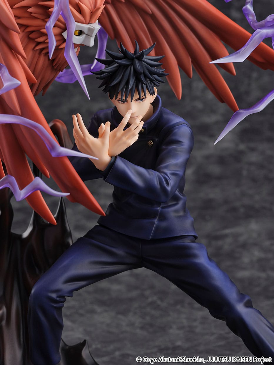 Figurine Megumi Fushiguro de la série Jujutsu Kaisen en tenue bleu foncé, en posture dynamique avec expression concentrée, levant les mains devant son visage, avec un shikigami derrière lui. Vue 3/4 à mi-distance.