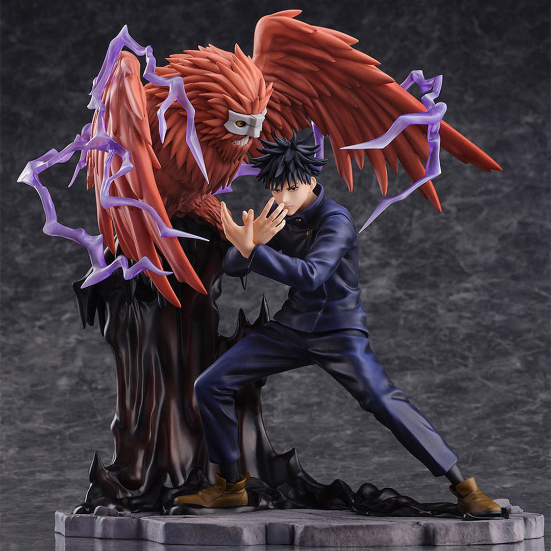 Figurine Megumi Fushiguro de la série Jujutsu Kaisen en uniforme bleu foncé, en posture de combat avec expression déterminée, prêt à invoquer un Shikigami. Vue de face à mi-distance.