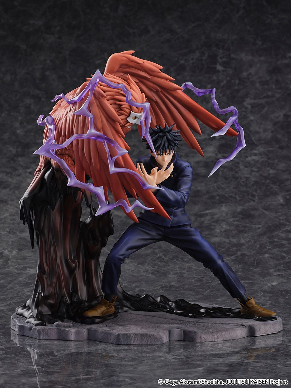 Figurine Megumi Fushiguro de la série Jujutsu Kaisen en tenue bleu foncé, en posture dynamique avec expression déterminée, accompagné d'une créature aux plumes rouges. Vue 3/4 à mi-distance.