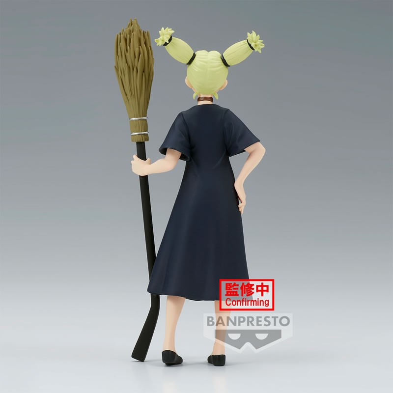 Figurine Banpresto de Momo Nishimiya de la série Jujutsu Kaisen en robe bleu foncé, vue de dos, tenant un balai.