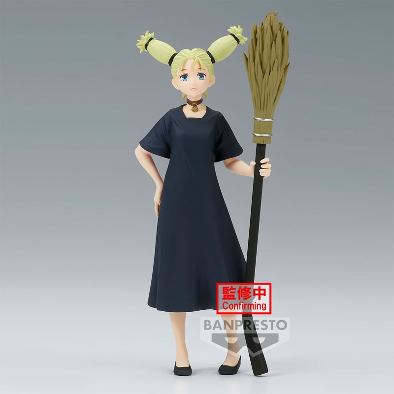 Figurine Banpresto de Momo Nishimiya de la série Jujutsu Kaisen en robe noire, debout avec expression neutre, tenant un grand balai dans sa main droite. Vue 3/4 à mi-distance.