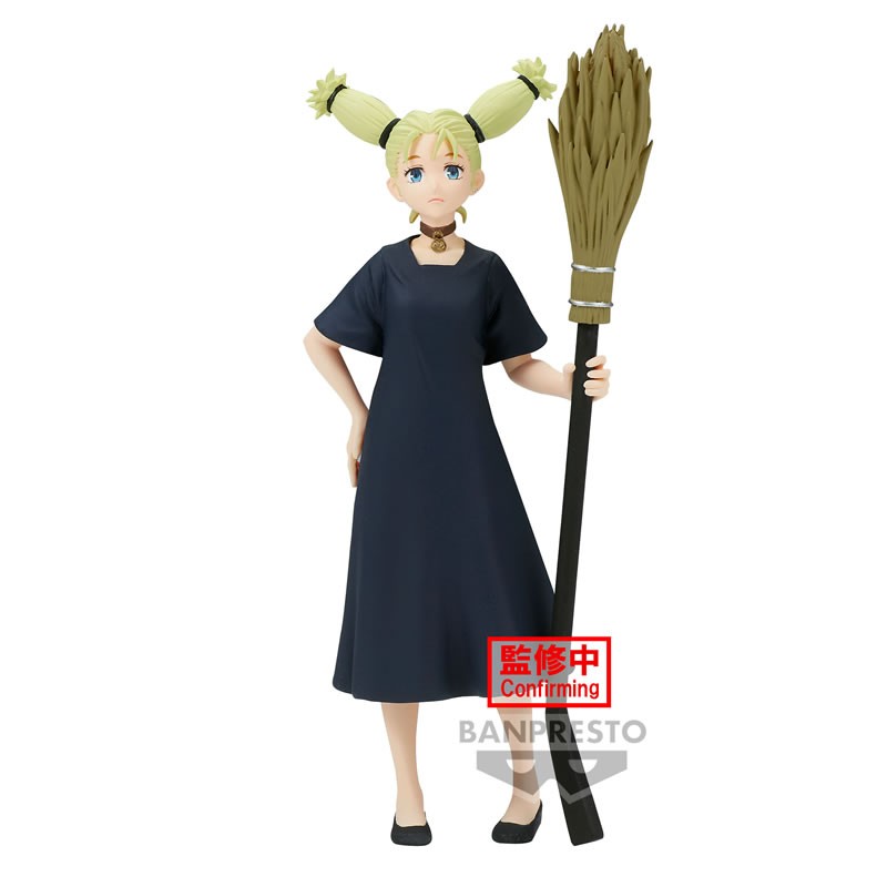 Figurine Banpresto de Momo Nishimiya de la série Jujutsu Kaisen en robe bleue, debout avec expression neutre, tenant un long balai. Vue de face à mi-distance.