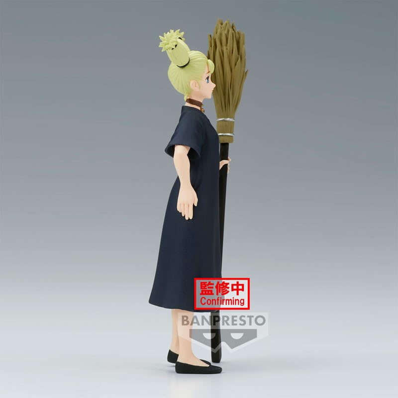 Figurine Banpresto de Momo Nishimiya de la série Jujutsu Kaisen en robe noire, en profil à droite, avec une posture calme, tenant un grand balai. Vue de profil à mi-distance.