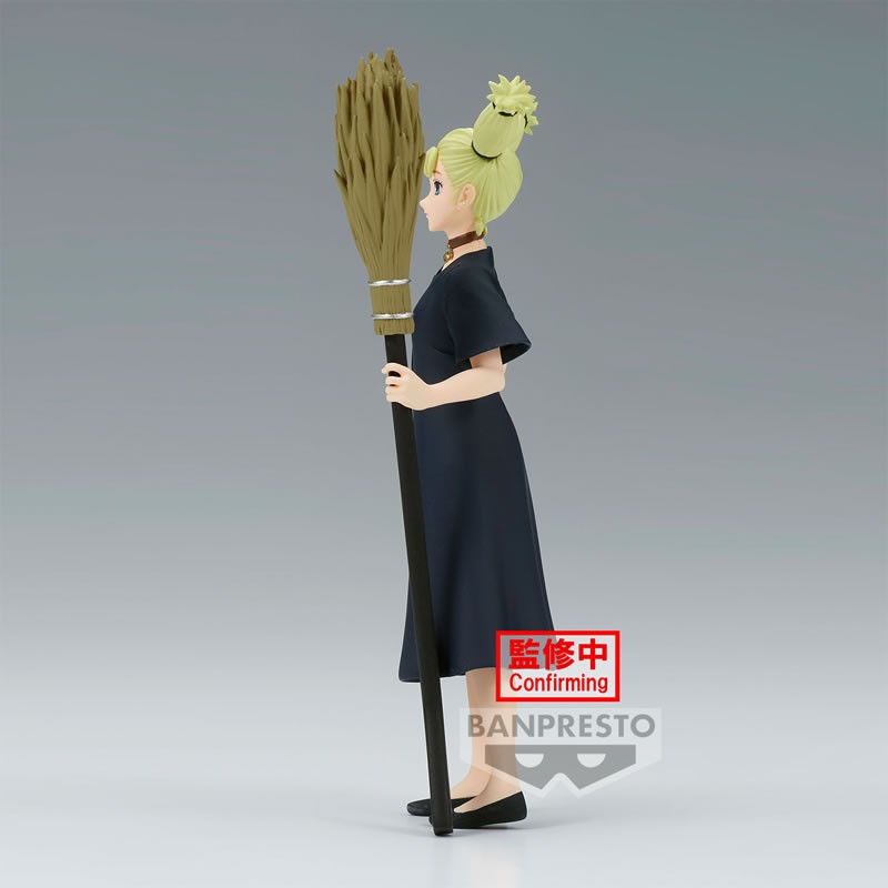 Figurine Banpresto de Momo Nishimiya de la série Jujutsu Kaisen en robe noire, tenant un balai, en posture déterminée avec expression neutre. Vue de face à mi-distance.