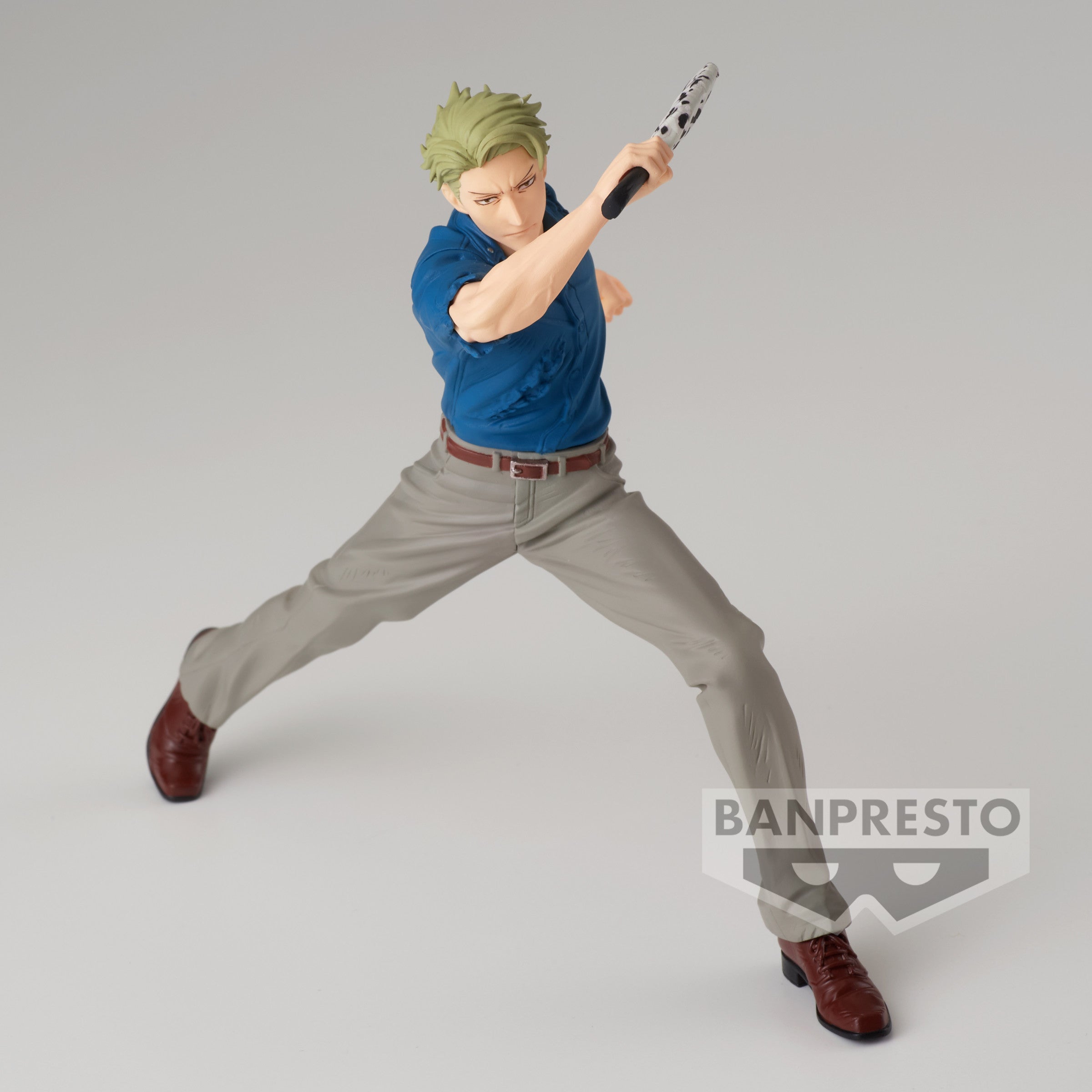 Figurine de Kento Nanami de la série Jujutsu Kaisen en chemise bleu foncé, en posture dynamique avec expression déterminée, tenant un objet en forme de batte. Vue de face à mi-distance.