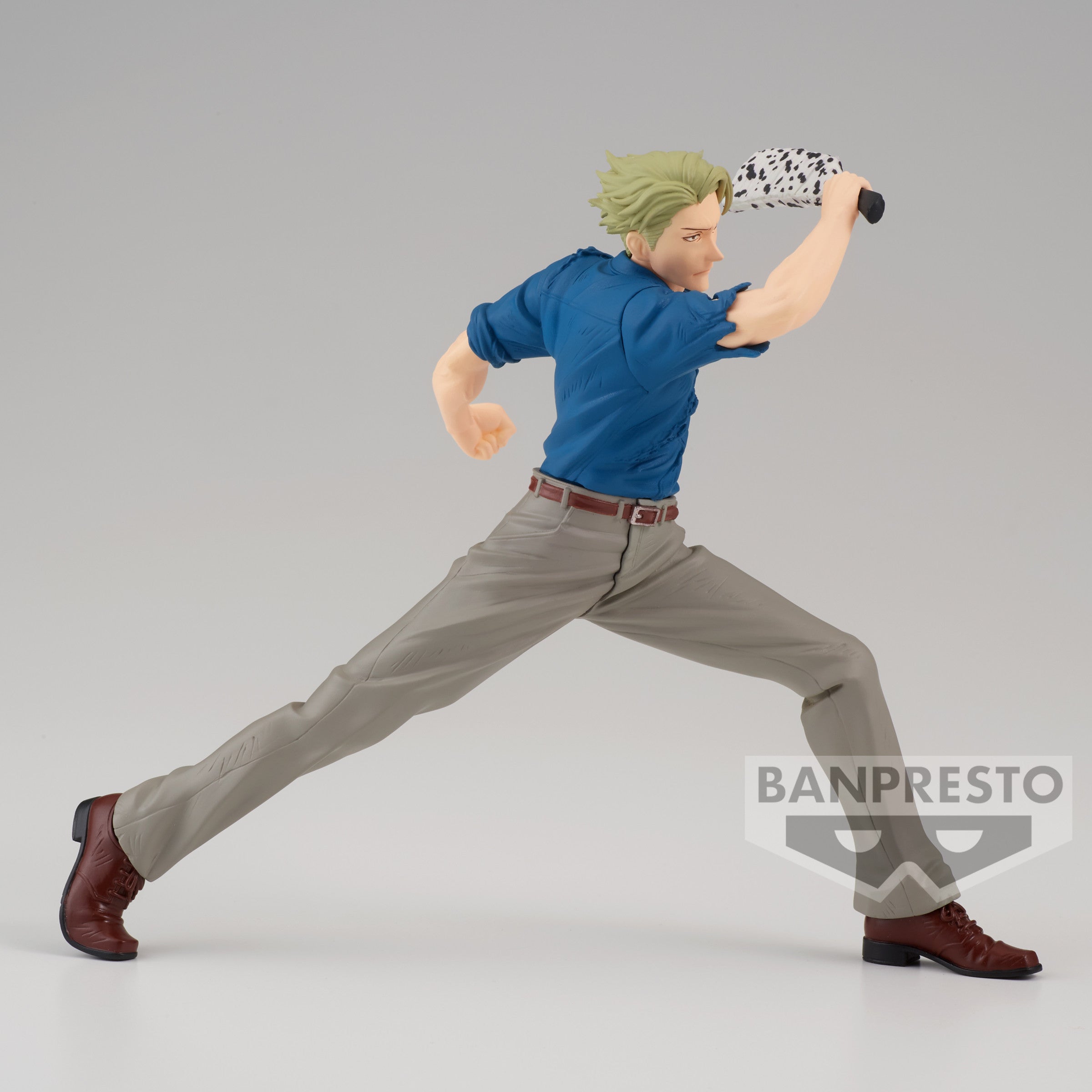 Figurine Kento Nanami de Jujutsu Kaisen en chemise bleue, posture dynamique avec arme enveloppée de tissu. Vue 3/4 avant en plan entier.