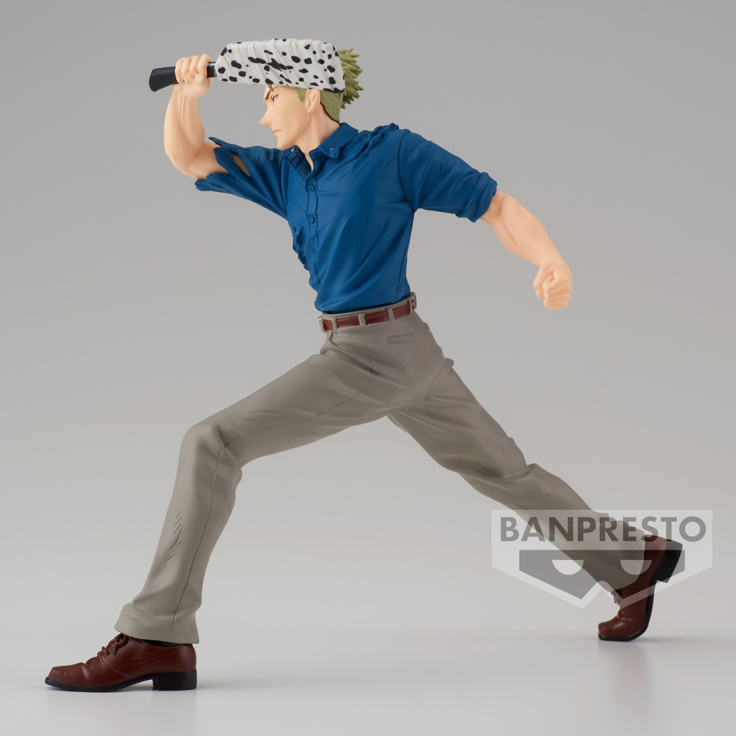 Figurine de Kento Nanami de la série Jujutsu Kaisen en chemise bleue, en posture dynamique avec expression déterminée, tenant un objet ressemblant à une épée au-dessus de sa tête. Vue de face à mi-distance.