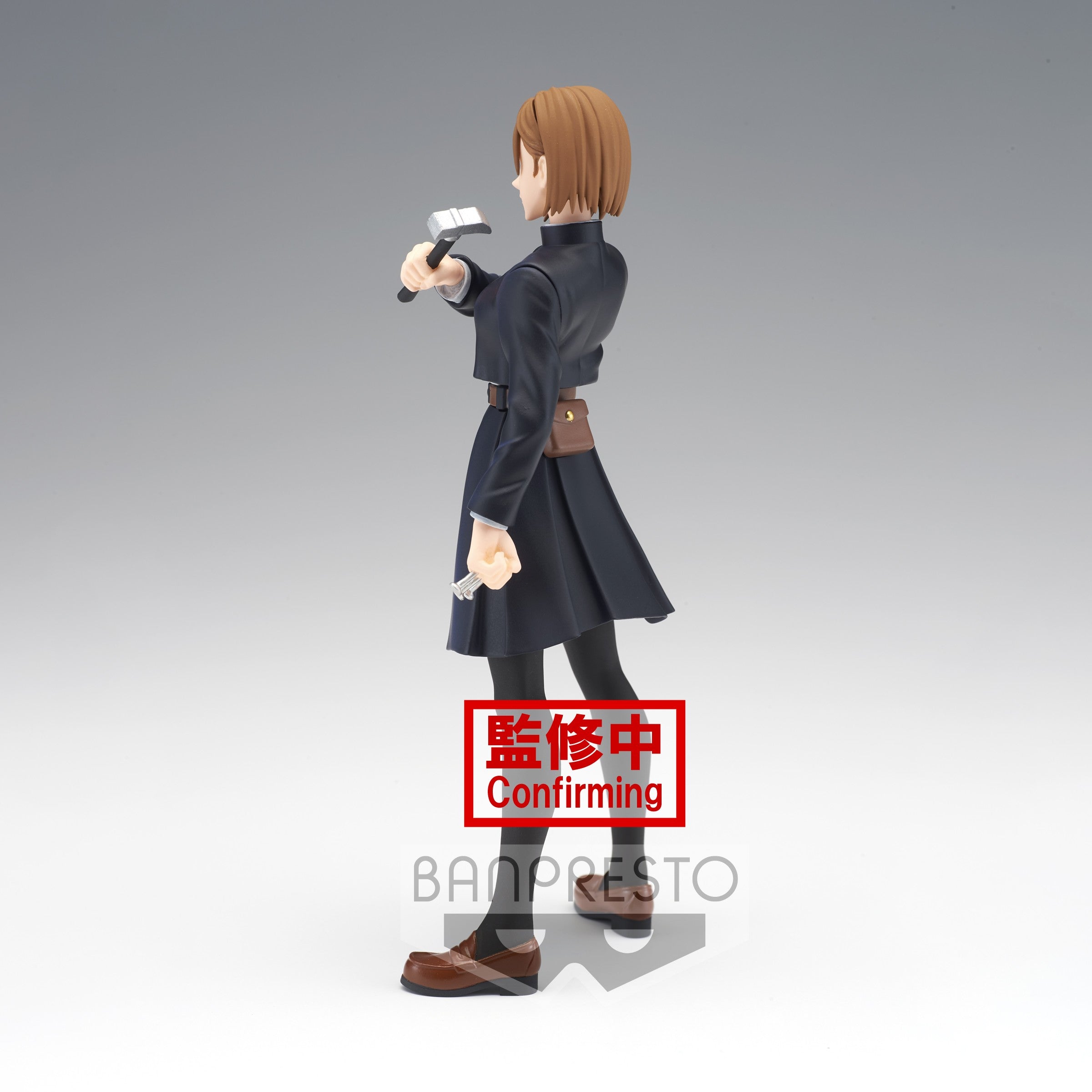 Figurine Banpresto de Nobara Kugisaki de la série Jujutsu Kaisen en manteau noir, en posture confiante avec expression déterminée, tenant un marteau et un clou. Vue de face à mi-distance.