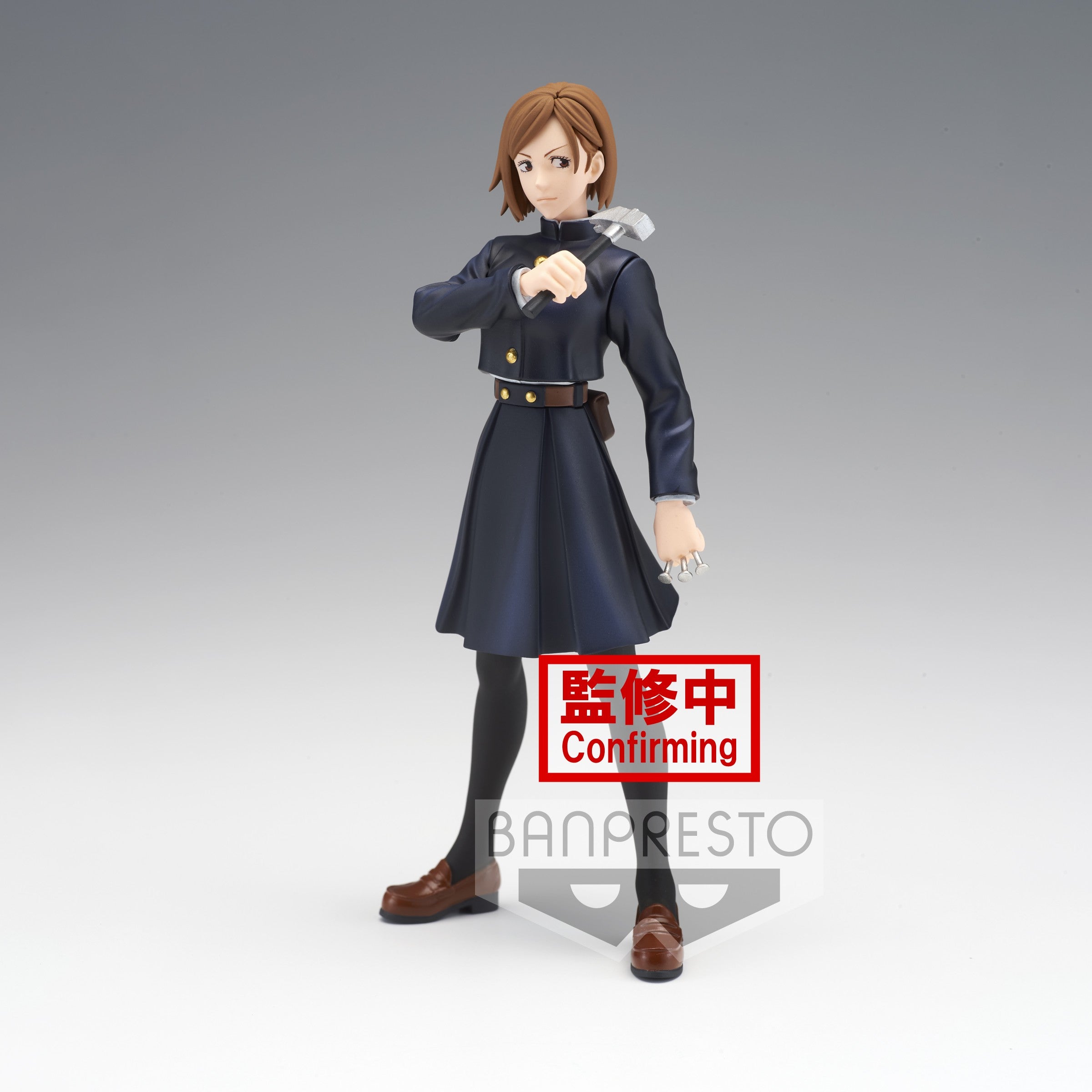 Figurine Banpresto de Nobara Kugisaki de la série Jujutsu Kaisen en uniforme scolaire bleu marine, en posture dynamique avec expression déterminée, tenant un marteau dans la main droite et des clous dans la main gauche. Vue de face à mi-distance.