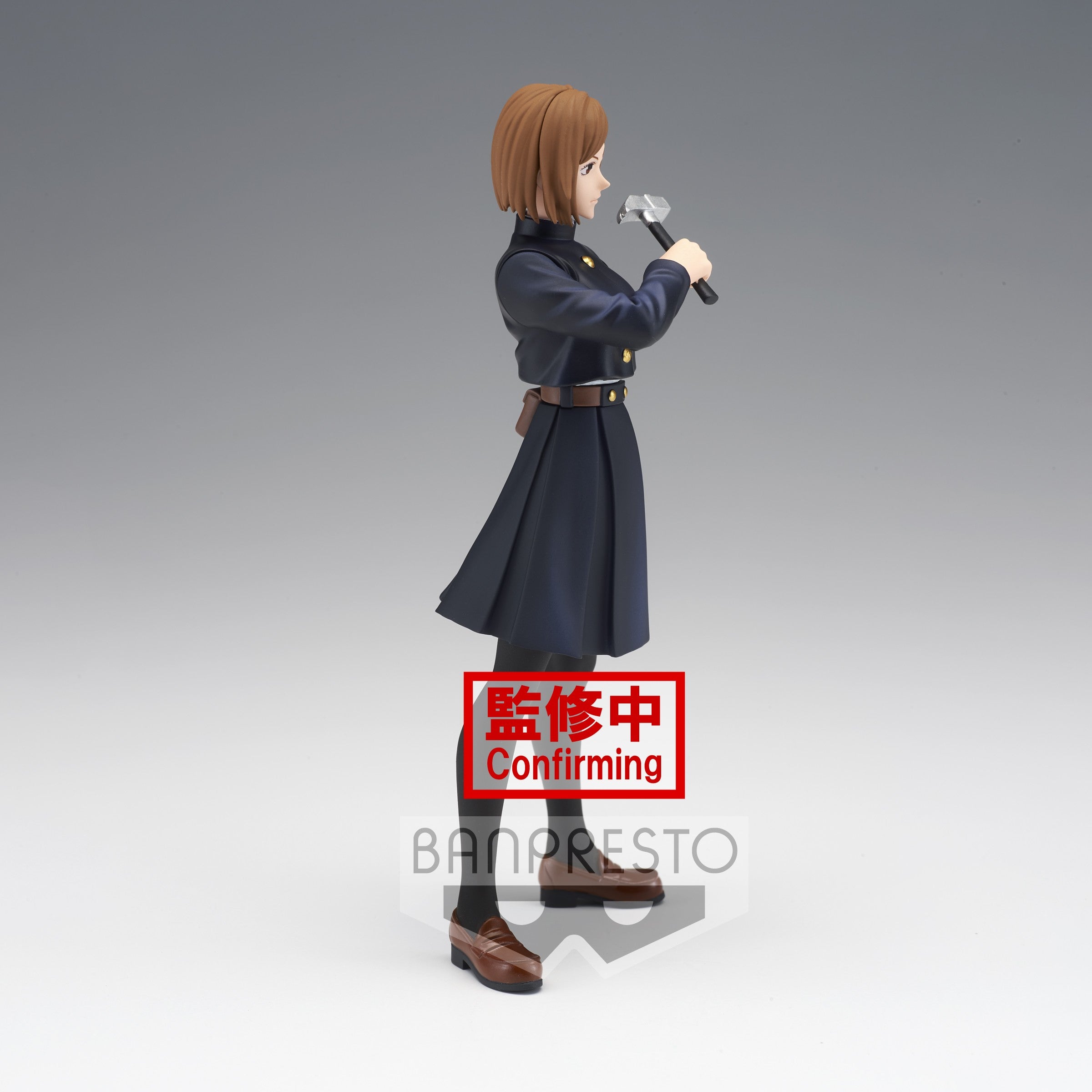Figurine Banpresto de Nobara Kugisaki de la série Jujutsu Kaisen en uniforme bleu, en profil latéral, tenant un petit marteau en position haute, avec une expression déterminée. Vue de côté à mi-distance.