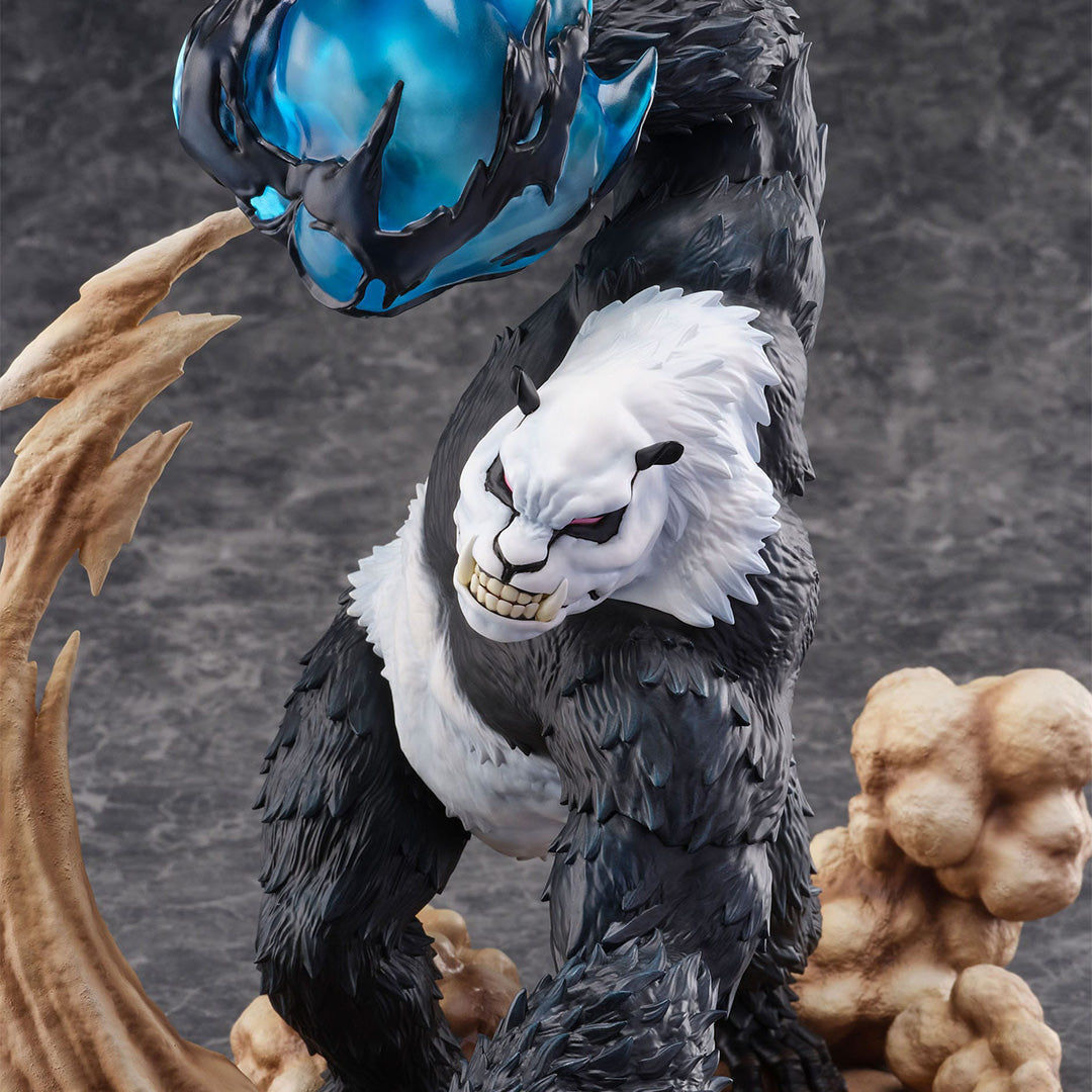 Figurine de Panda de la série Jujutsu Kaisen en fourrure noire et blanche, en posture dynamique avec expression féroce, levant un orbe d'énergie bleu. Vue de face à mi-distance.