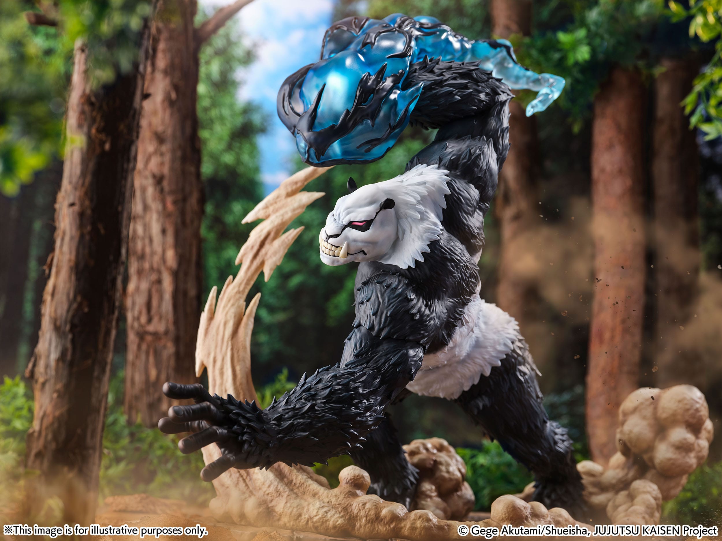 Figurine de Panda de la série Jujutsu Kaisen avec pelage noir et blanc, en posture dynamique avec expression menaçante, tenant une orbe d'énergie bleue et noire au-dessus de sa tête. Vue de face à mi-distance.