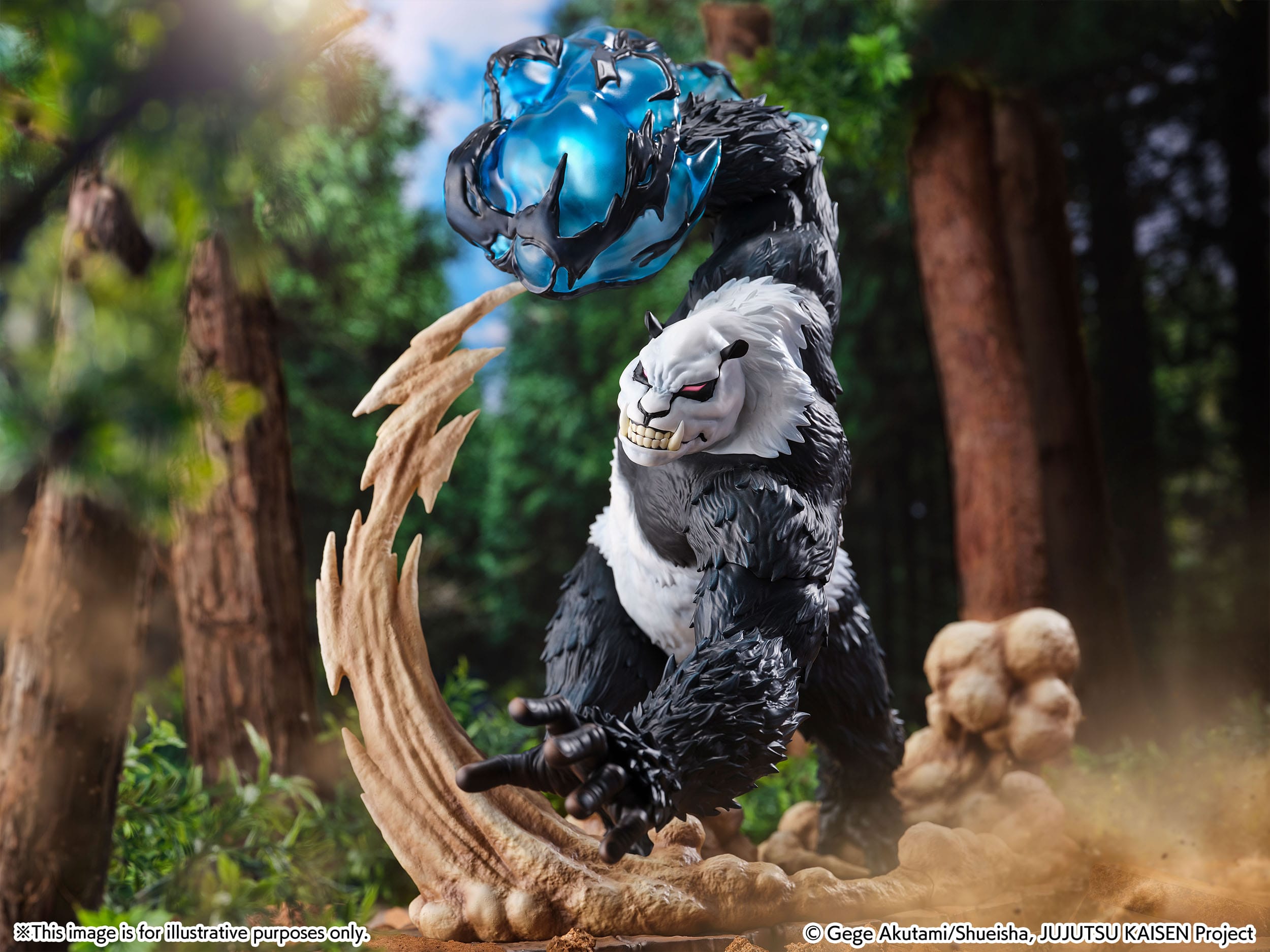 Figurine de Panda de la série Jujutsu Kaisen avec fourrure noire et blanche, en posture dynamique avec expression déterminée, tenant un orbe d'énergie bleue au-dessus de sa tête. Vue de face à mi-distance.