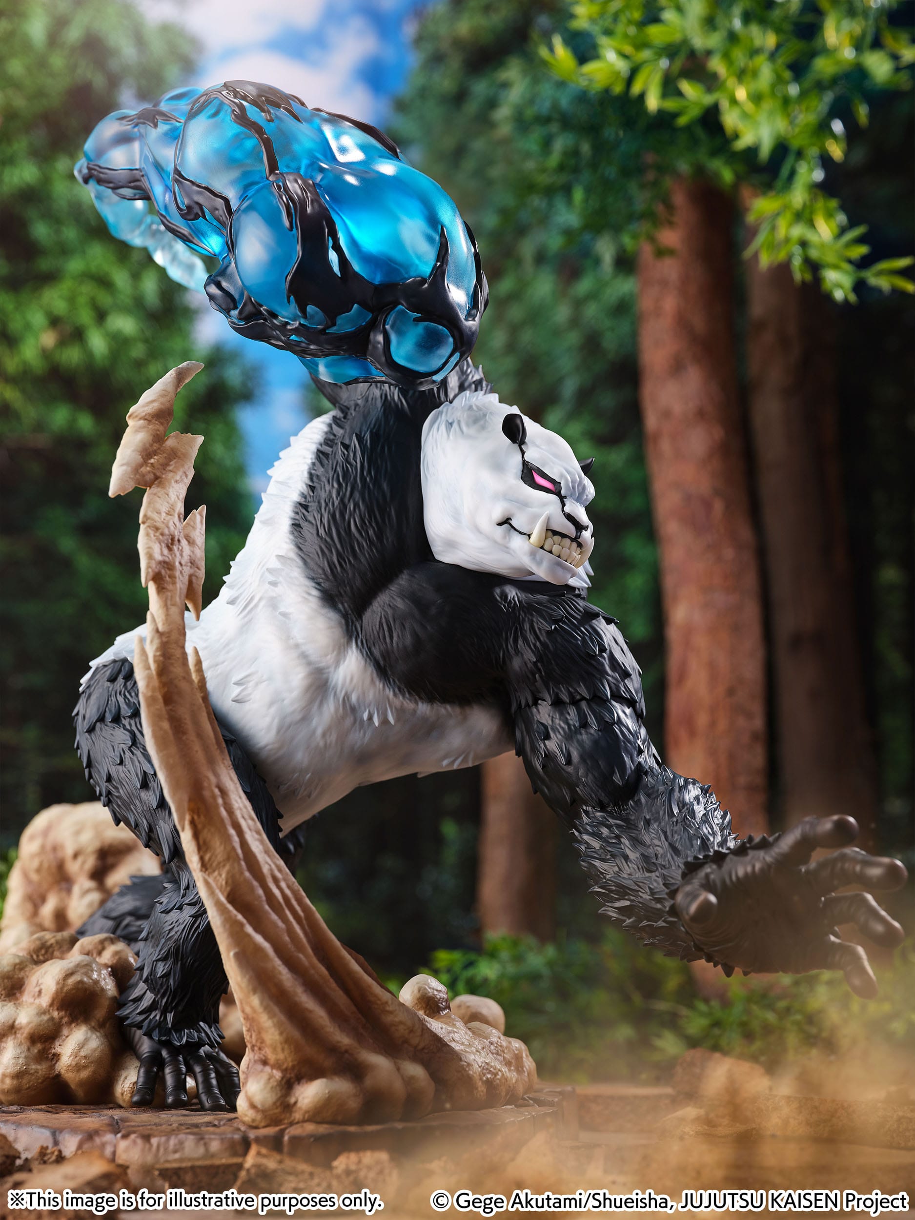 Figurine de Panda de la série Jujutsu Kaisen, en pose d'action avec expression féroce, tenant une masse d'énergie bleue au-dessus de sa tête. Vue 3/4 à mi-distance.