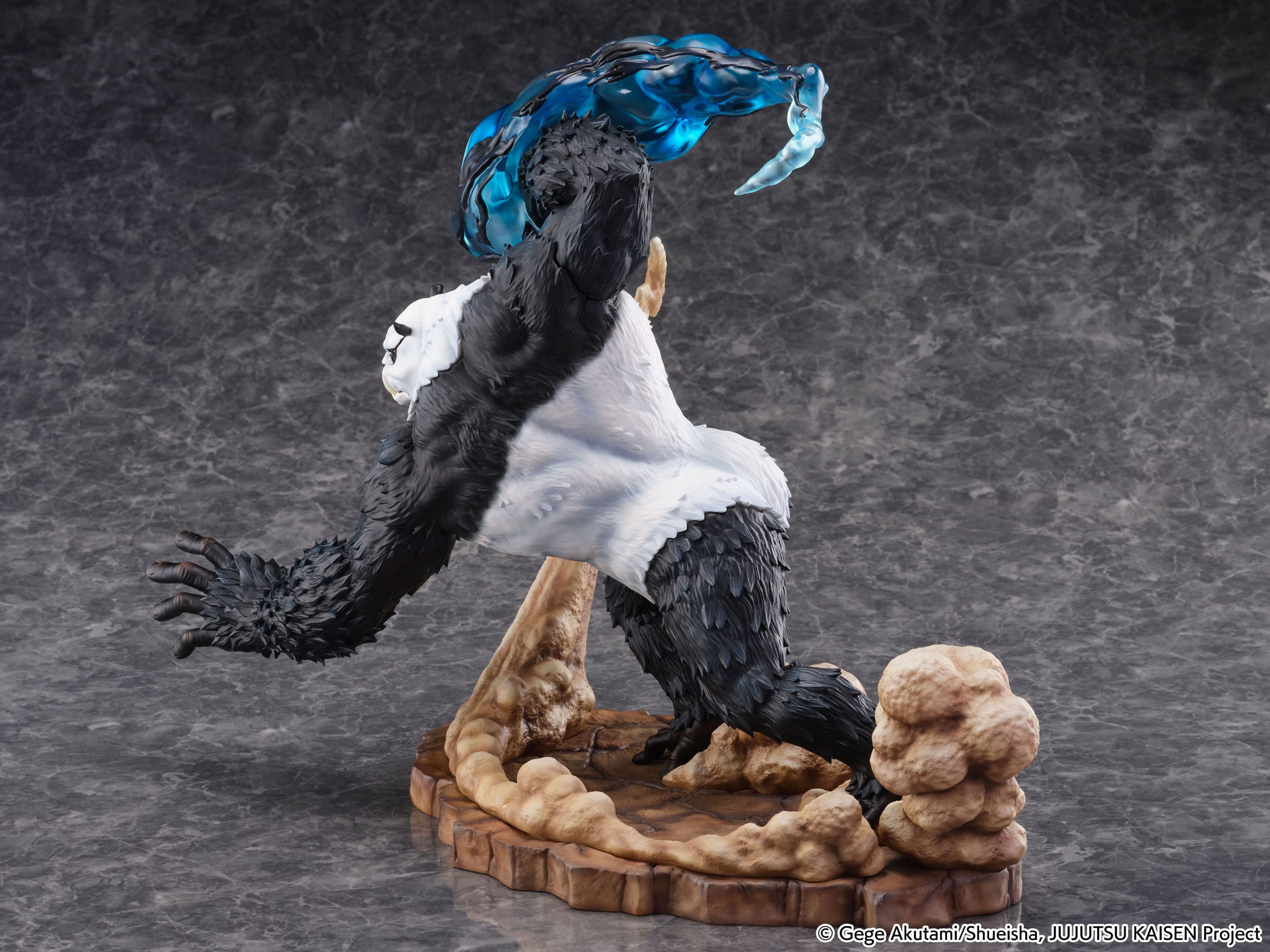 Figurine de Panda de la série Jujutsu Kaisen avec une apparence de fourrure, en posture dynamique avec expression déterminée, entouré d'une énergie bleue tourbillonnante. Vue de face à mi-distance.