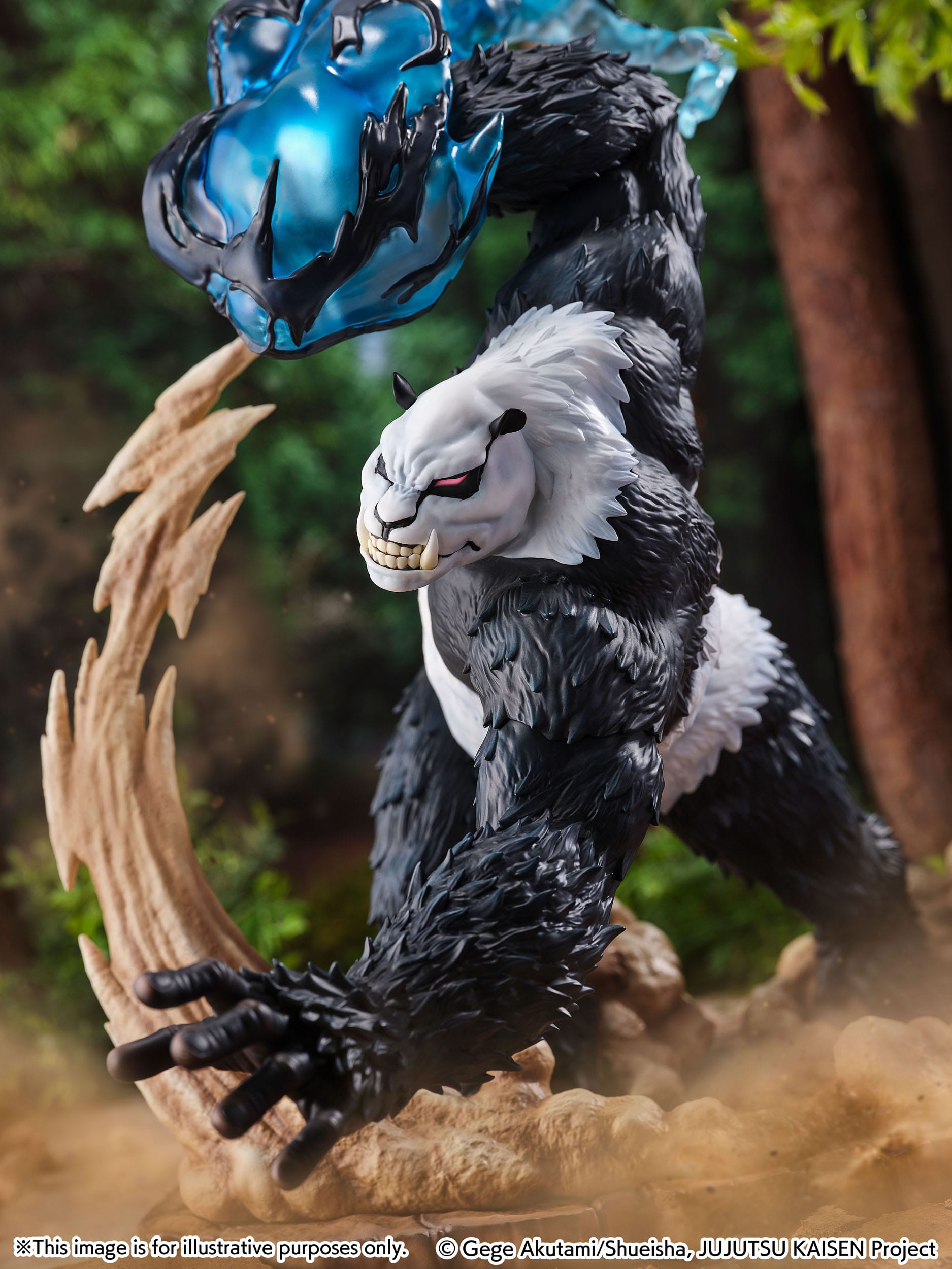 Figurine de Panda de la série Jujutsu Kaisen avec fourrure noire et blanche, en posture dynamique avec expression féroce, tenant une énergie bleue tourbillonnante et un morceau de terre. Vue 3/4 à mi-distance.