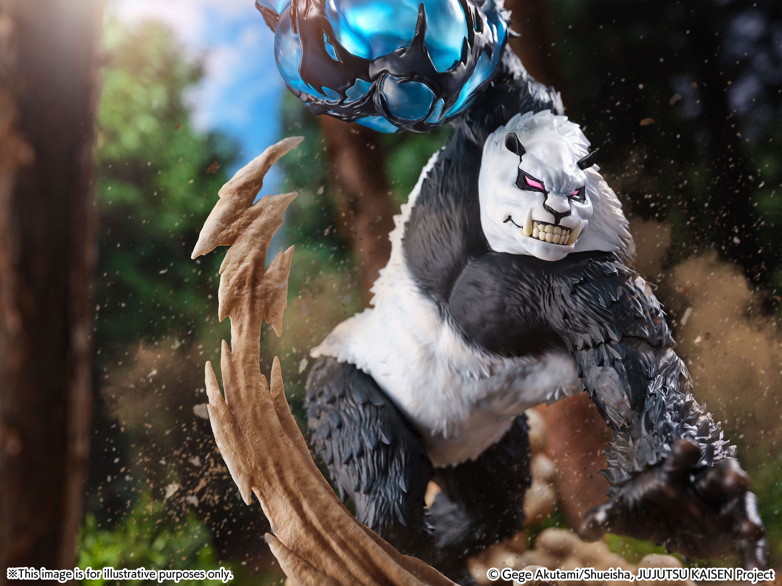Figurine de Panda de la série Jujutsu Kaisen, en posture dynamique avec expression féroce, tenant une orbe bleue lumineuse. Vue de face à mi-distance.