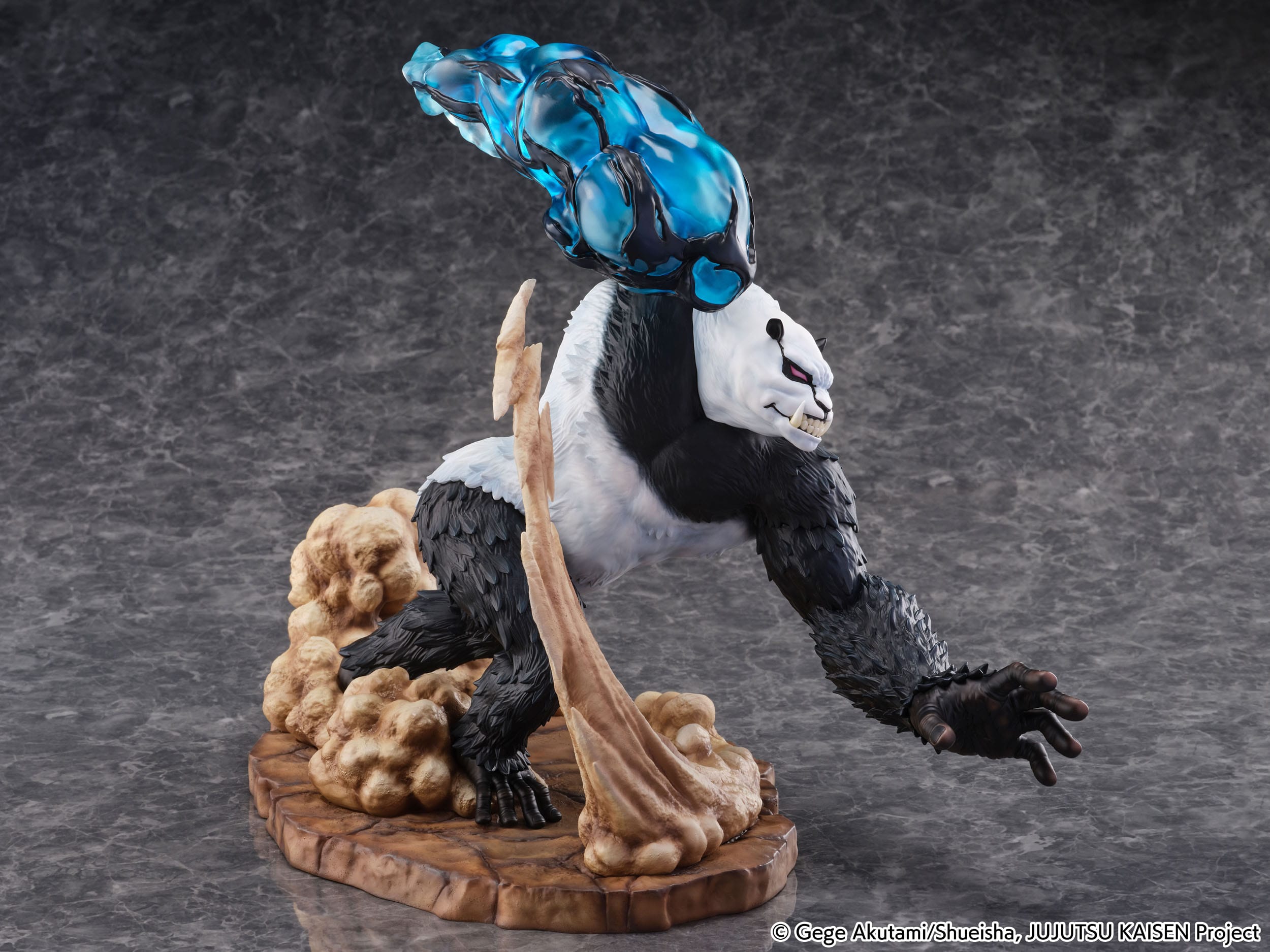 Figurine Funko Pop! de Panda de la série Jujutsu Kaisen en noir et blanc, en posture dynamique avec expression déterminée, portant une couronne bleue translucide. Vue de face à mi-distance.