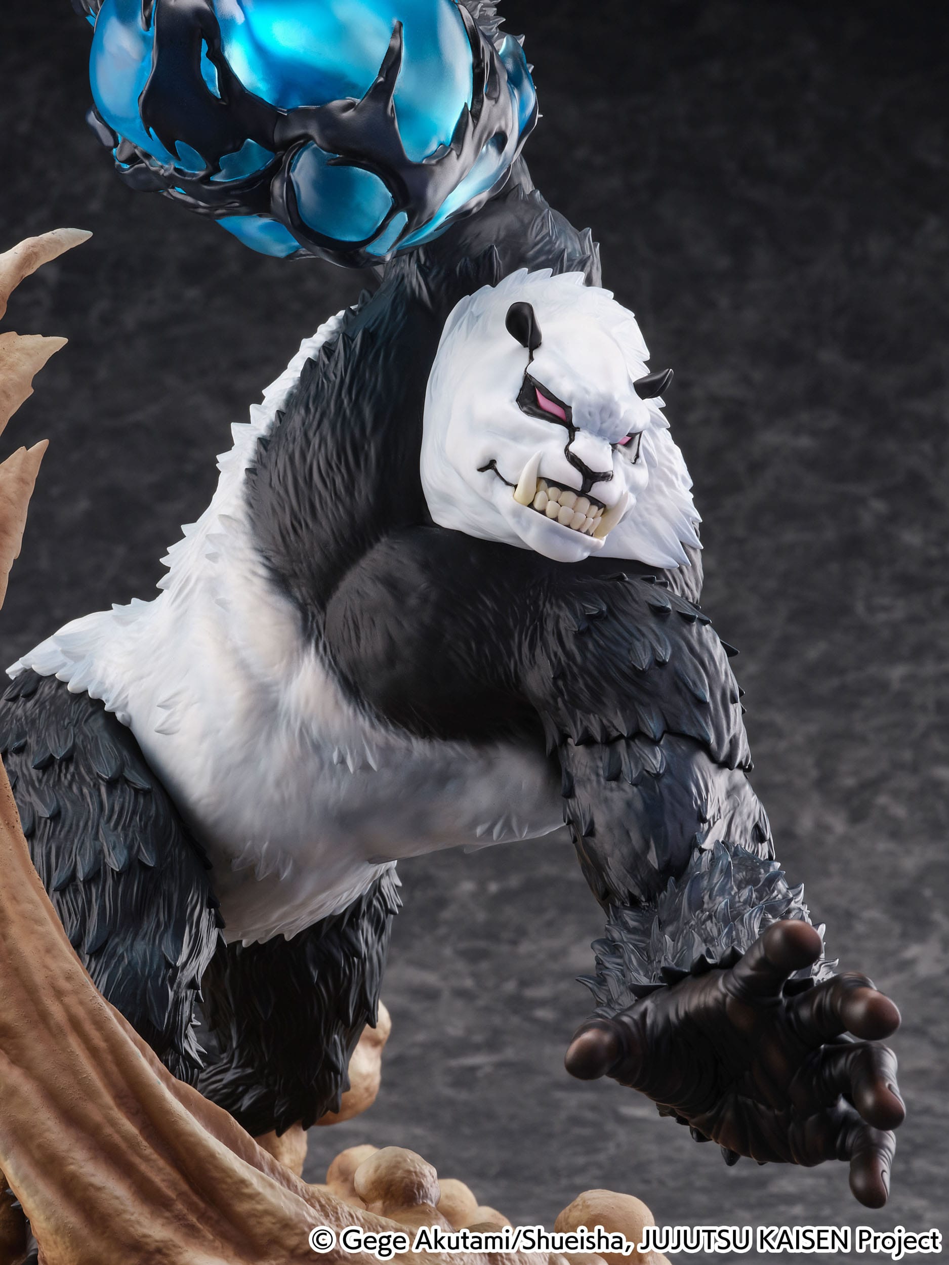 Figurine de Panda de la série Jujutsu Kaisen, en posture d'action avec expression intense, tenant un orbe bleu sur le dos. Vue de face à mi-distance.