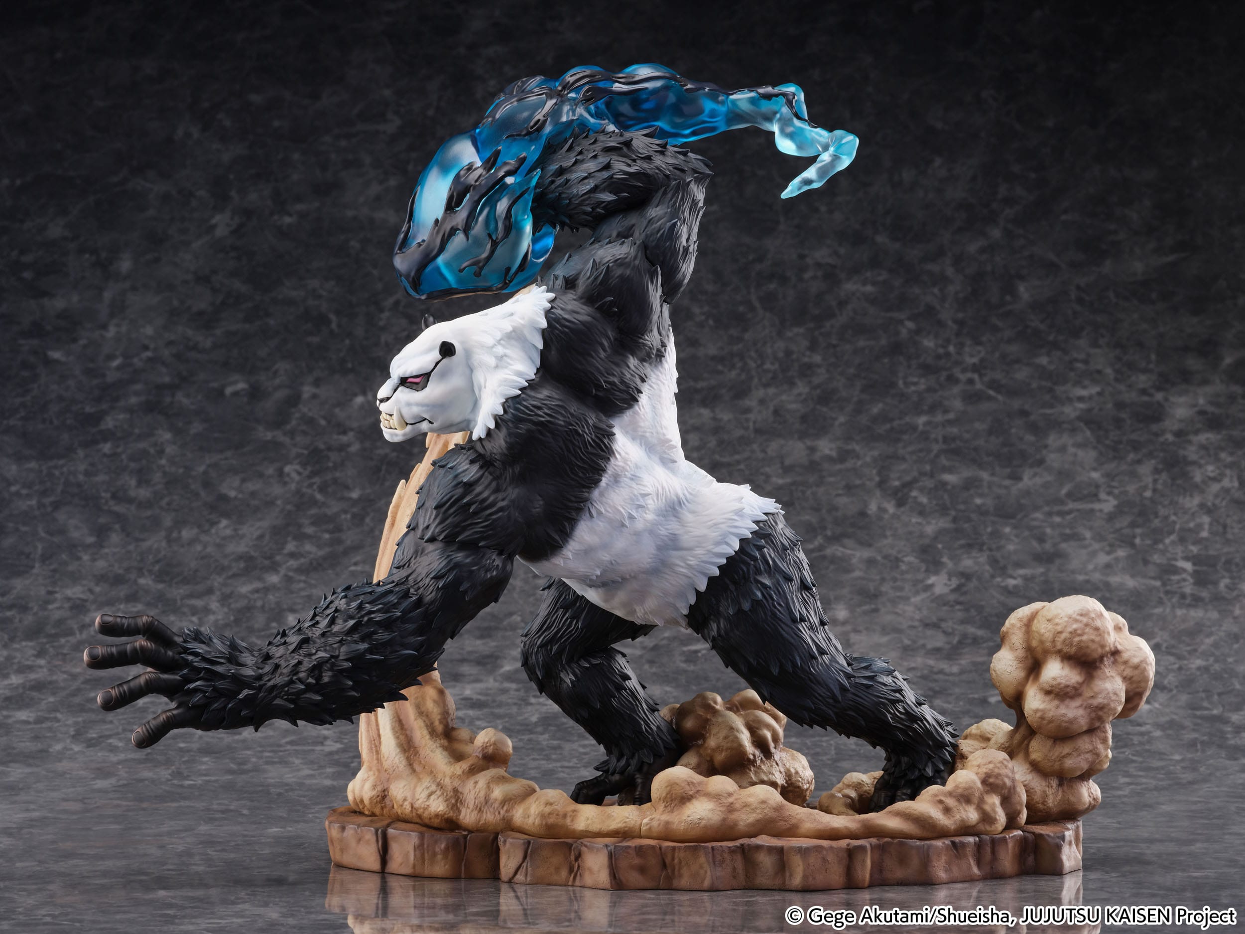 Figurine Panda Gorilla Mode de Jujutsu Kaisen avec fourrure noire et blanche, énergie bleue sur le dos. Vue de profil gauche en plan entier.